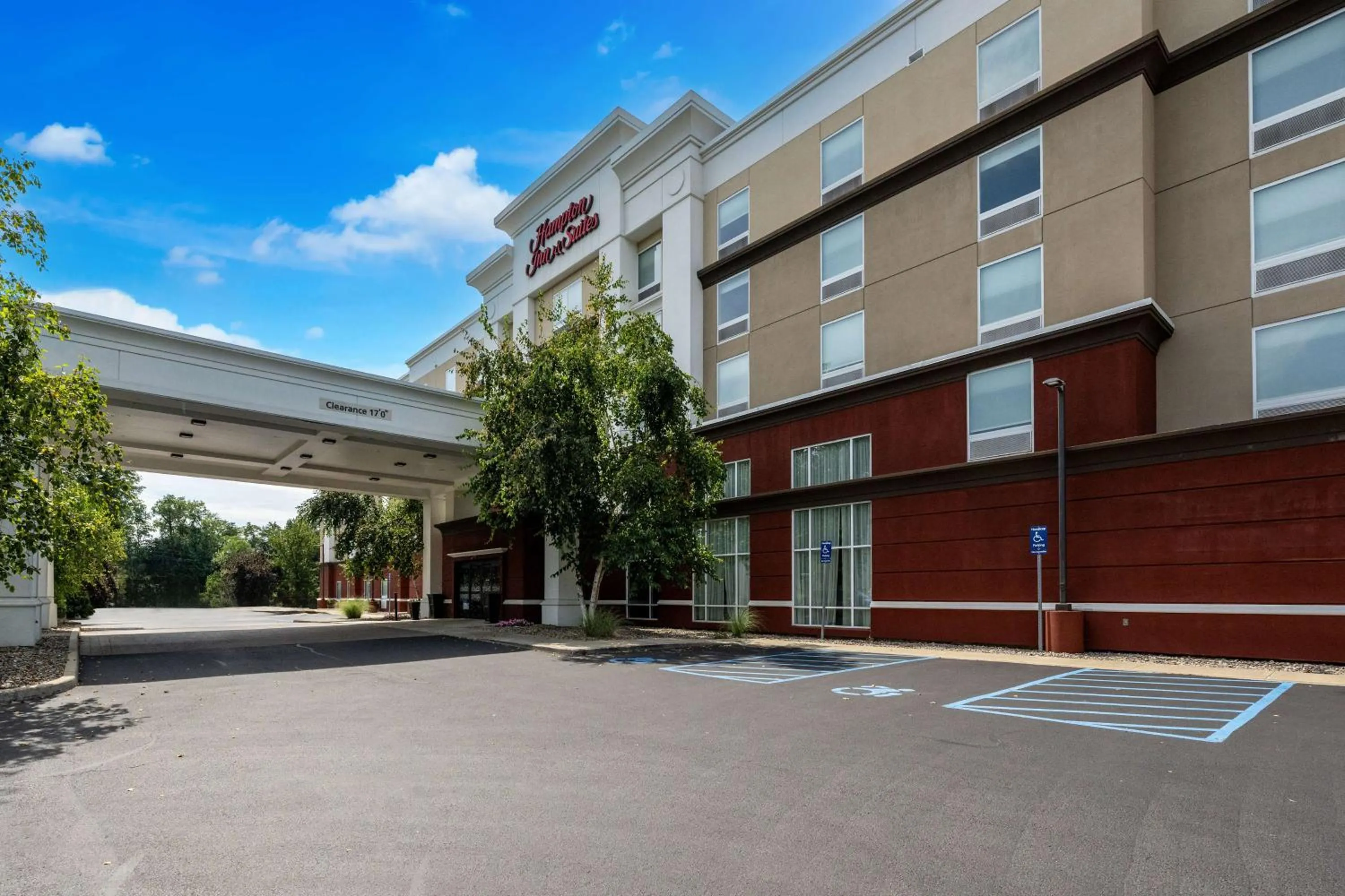 Property building in Hampton Inn & Suites Poughkeepsie