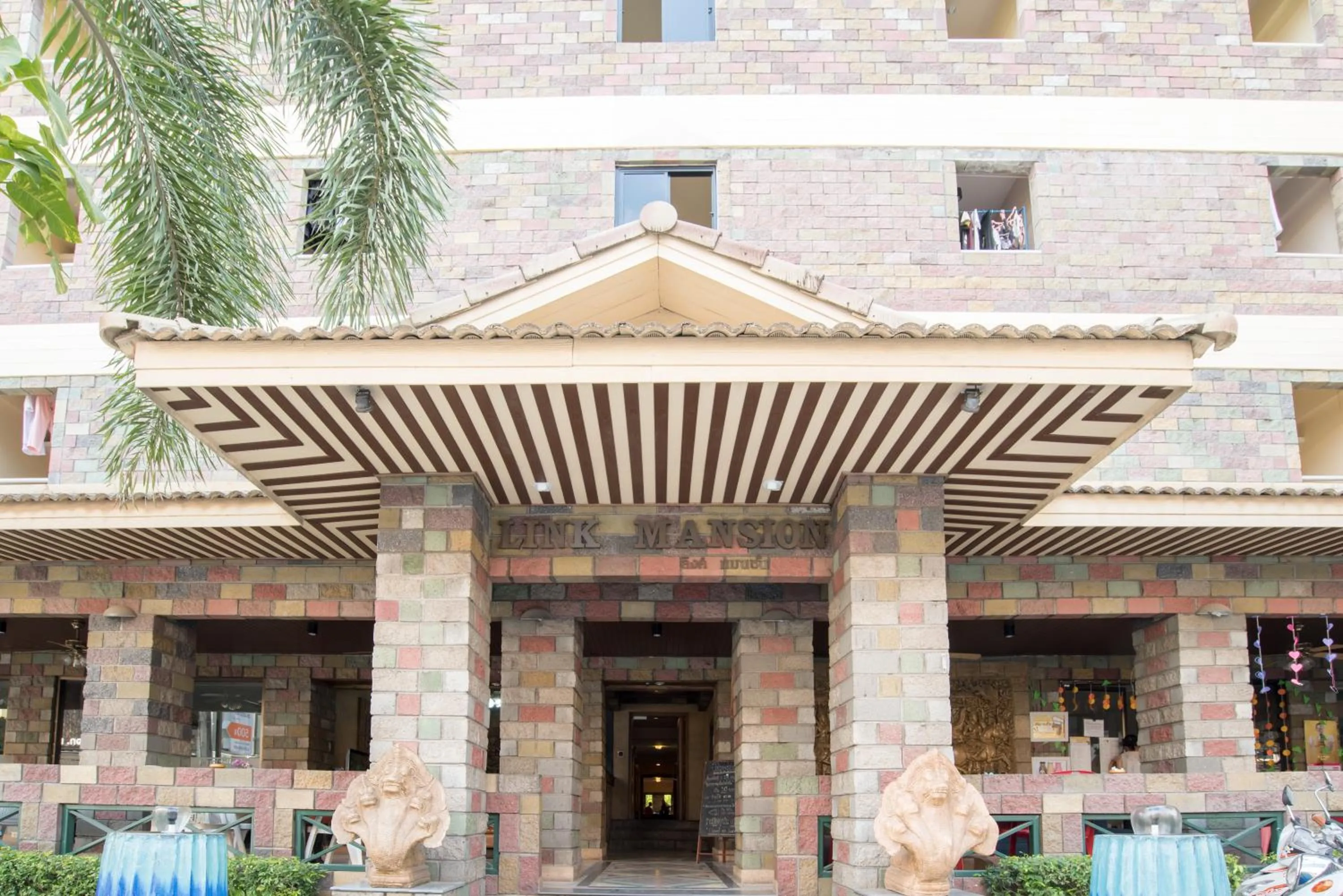 Facade/entrance in Link Mansion