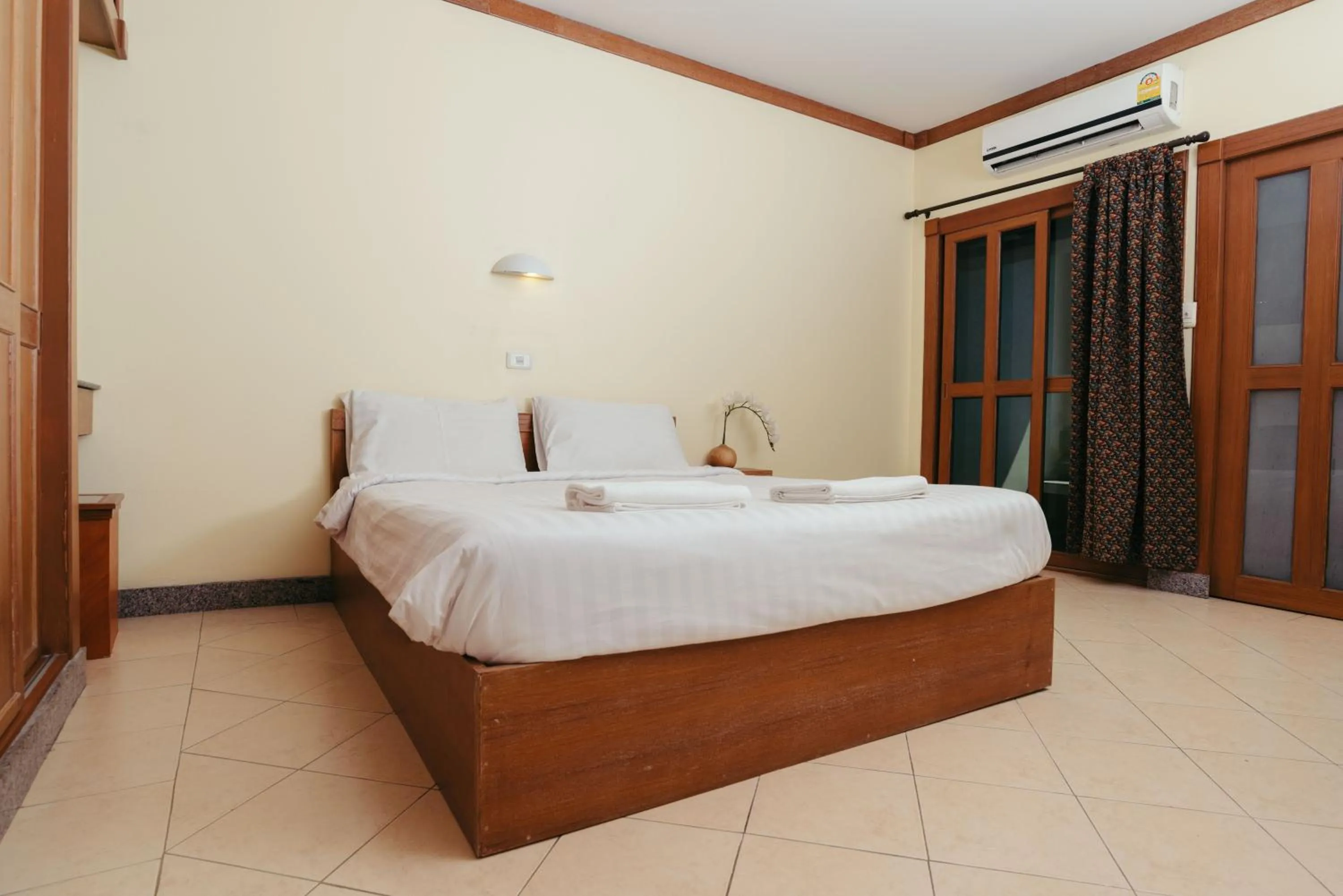 Photo of the whole room, Bed in Link Mansion