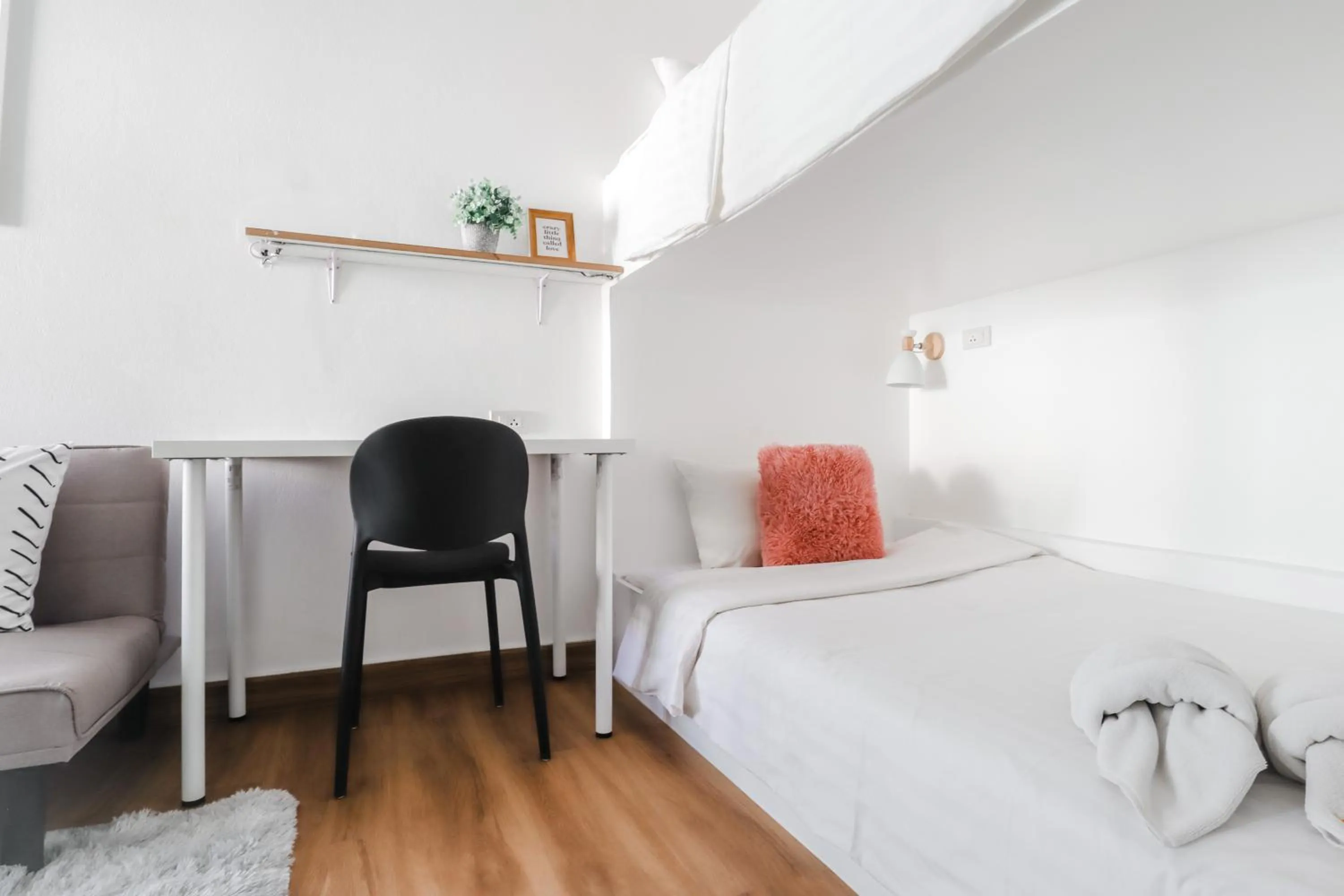 Seating area, Bed in Link Mansion