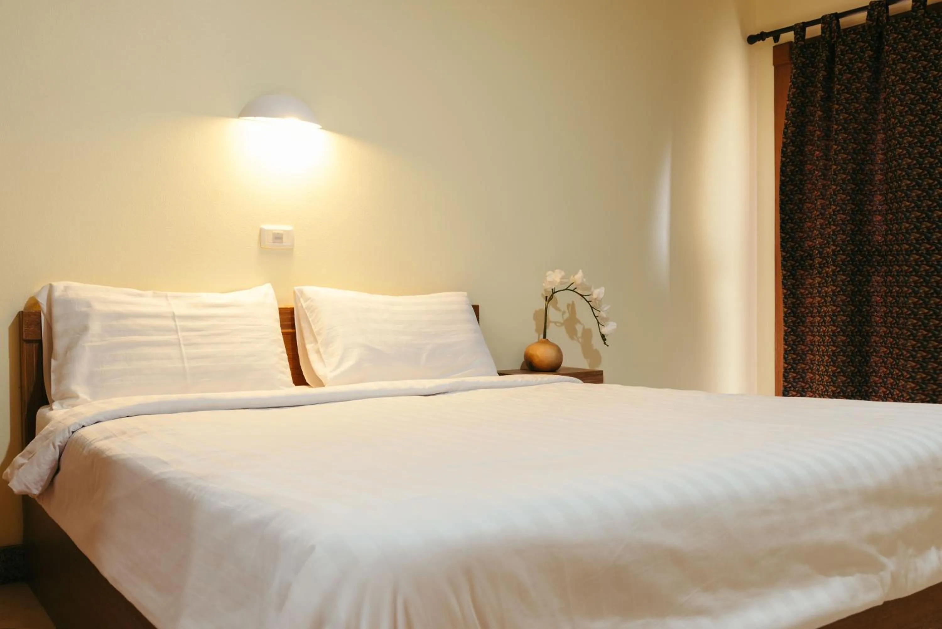 Photo of the whole room, Bed in Link Mansion