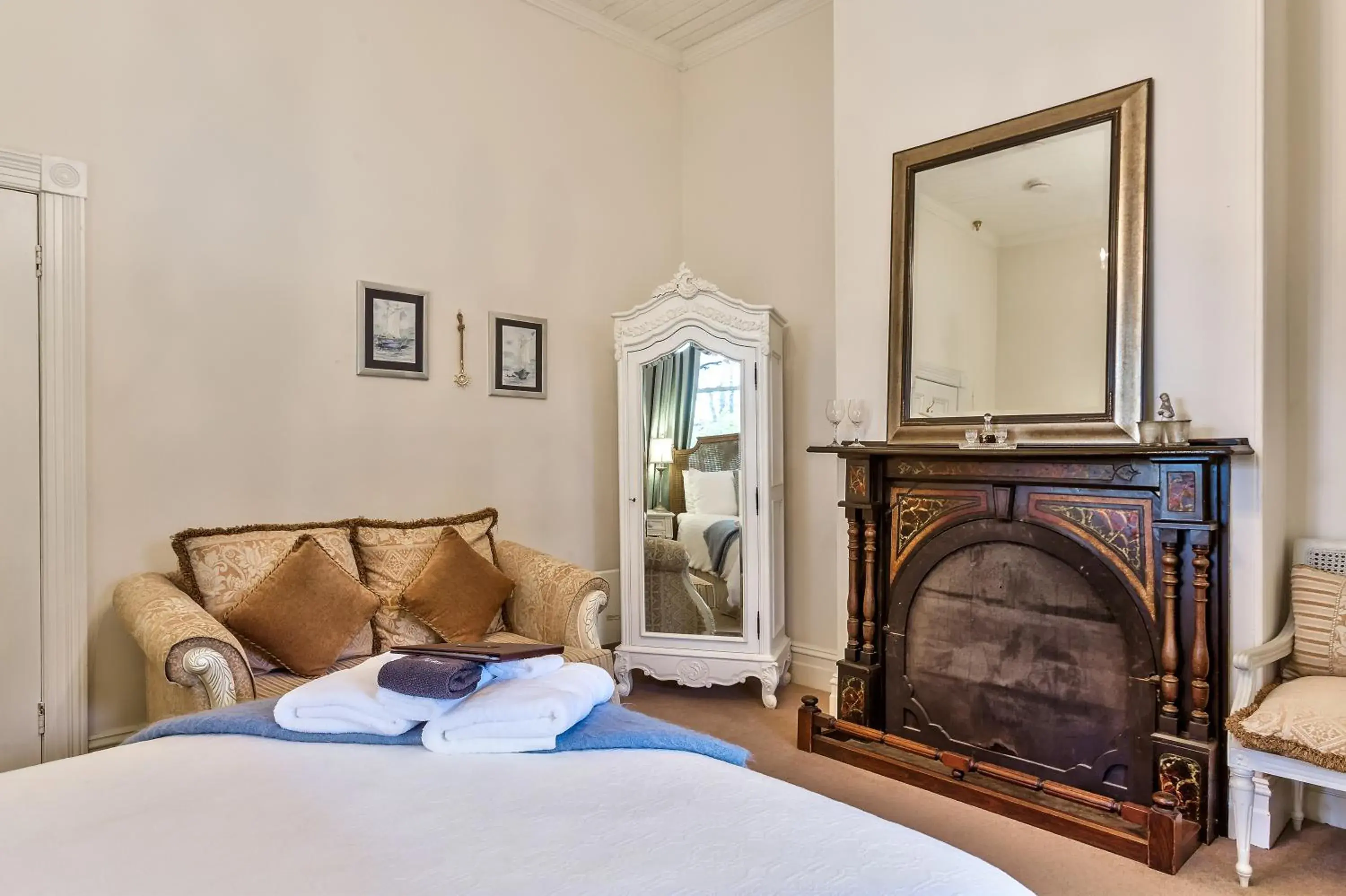 Deluxe Queen Room in The Graces Beechworth Deluxe Queen Room in The Graces Beechworth