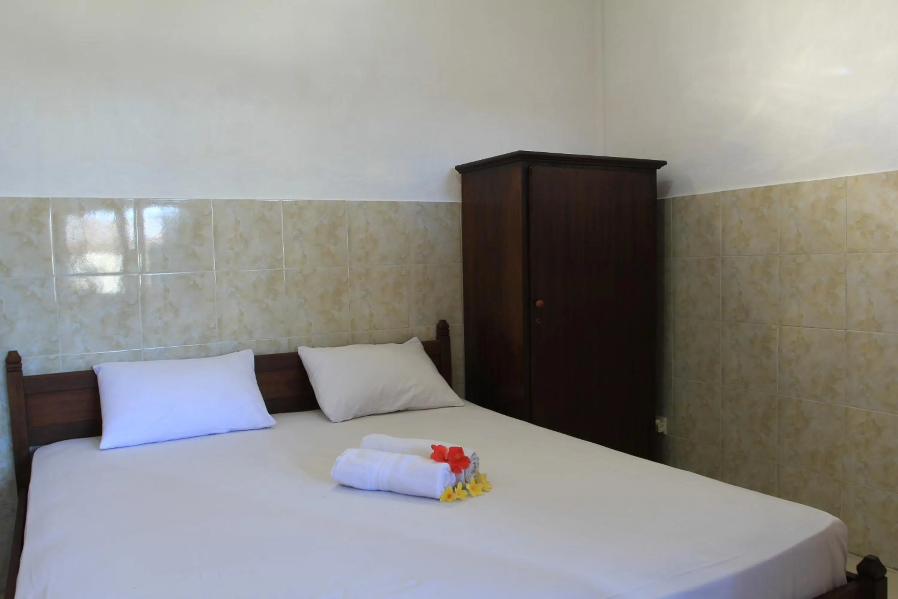 Bathroom, Bed in Losmen Cempaka 3