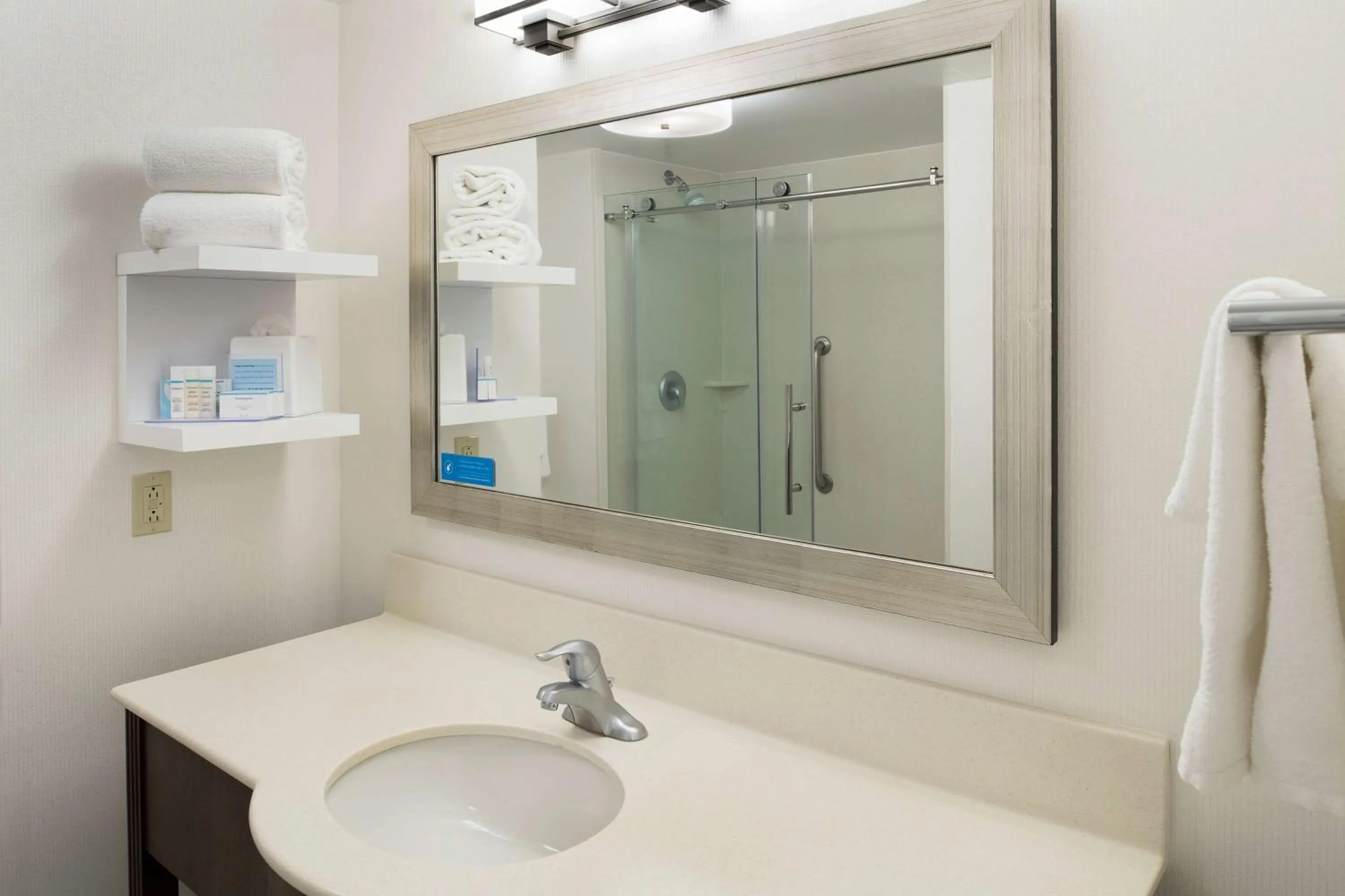 Shower in Hampton Inn & Suites by Hilton Dartmouth - Halifax