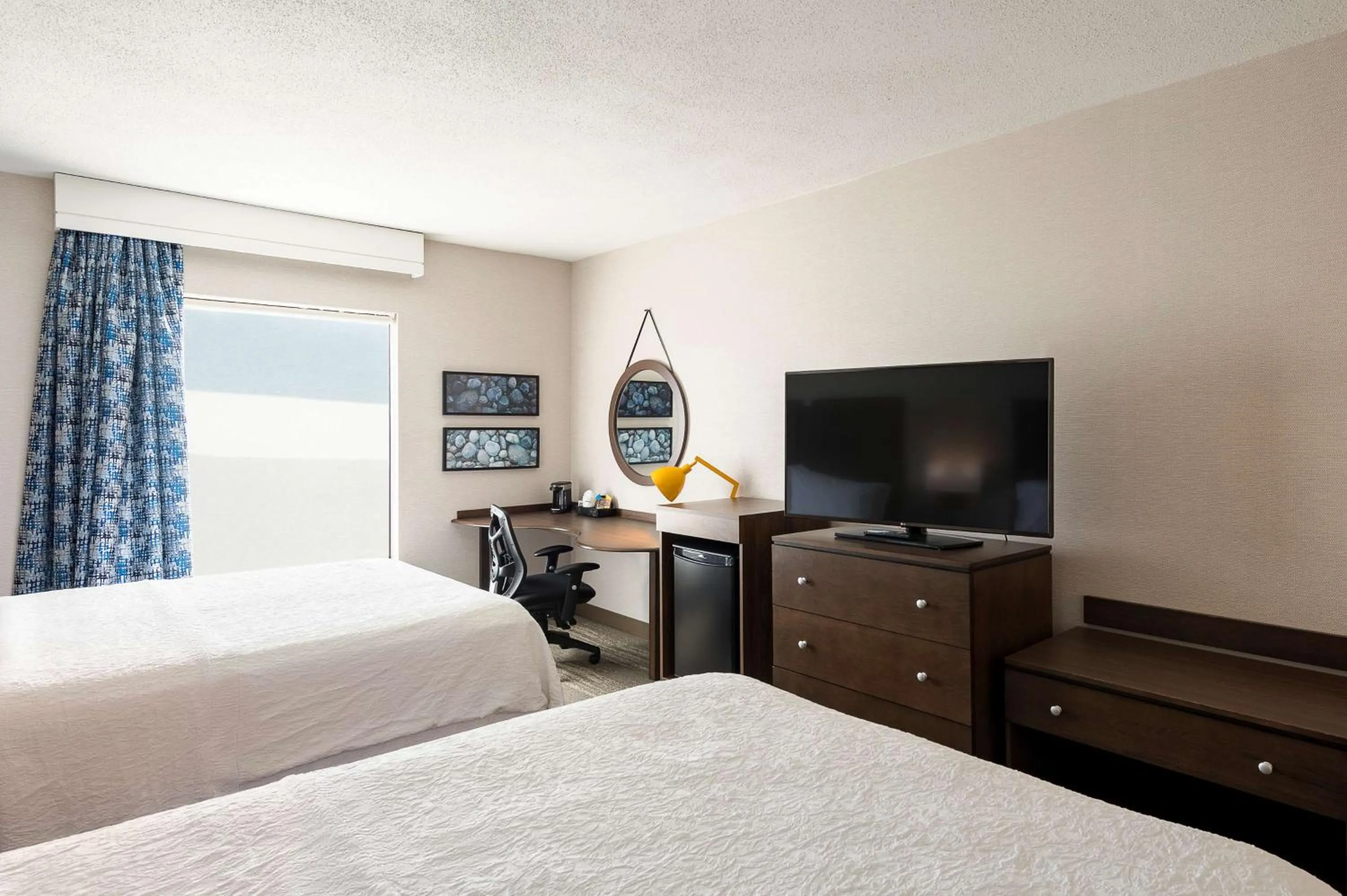 Bed in Hampton Inn & Suites by Hilton Dartmouth - Halifax