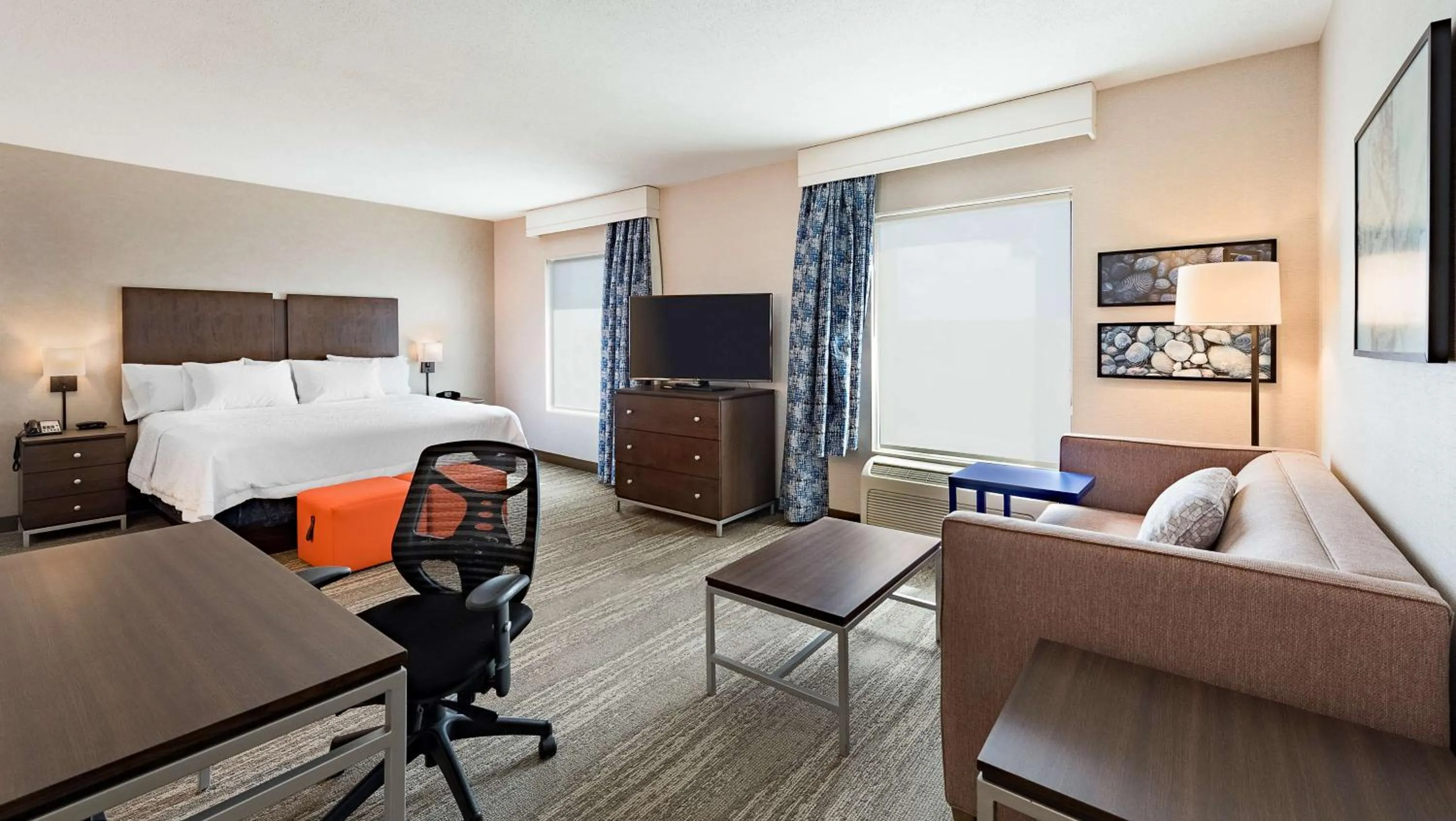 Bed in Hampton Inn & Suites by Hilton Dartmouth - Halifax