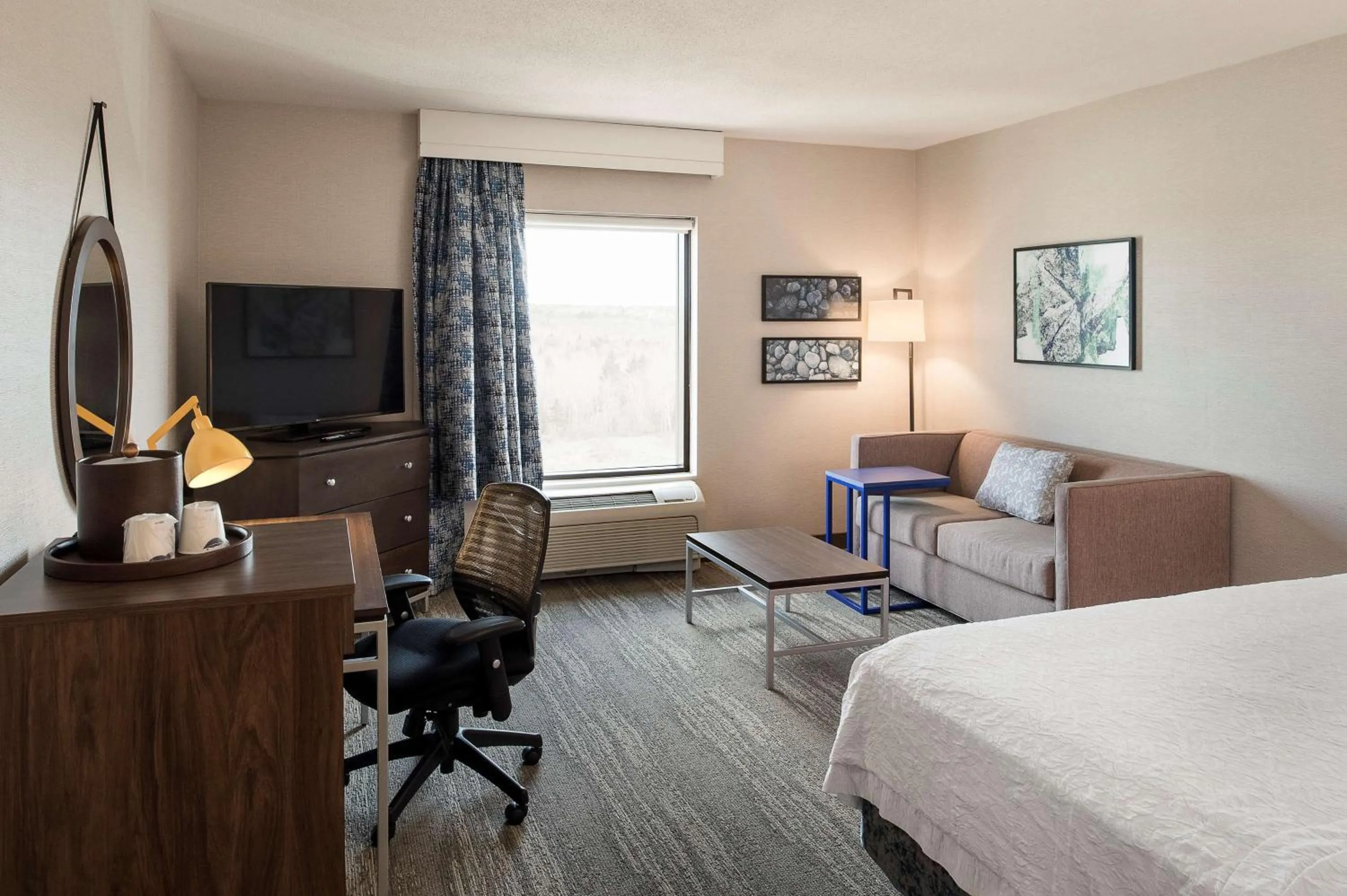Bed in Hampton Inn & Suites by Hilton Dartmouth - Halifax