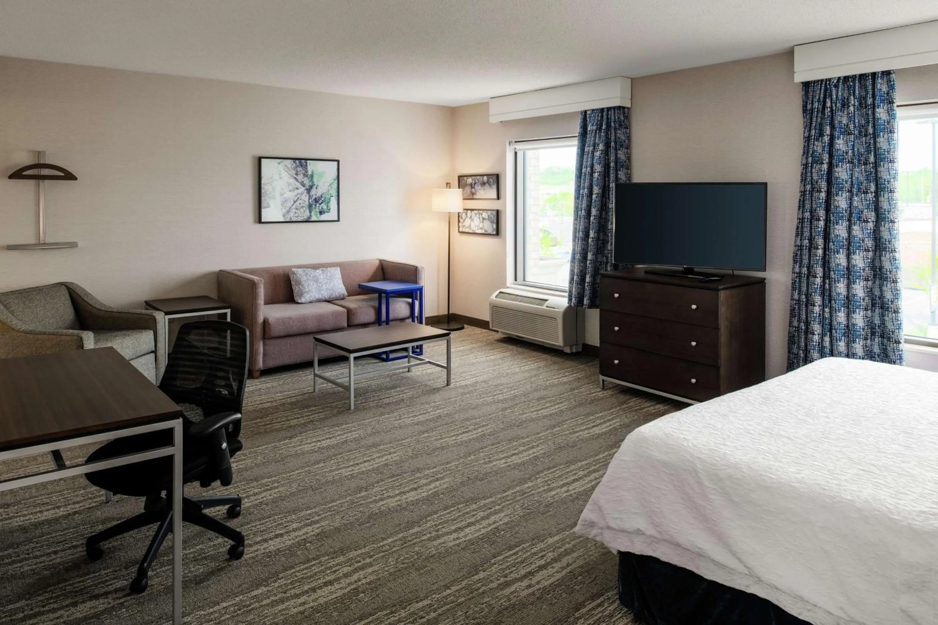 Bed in Hampton Inn & Suites by Hilton Dartmouth - Halifax