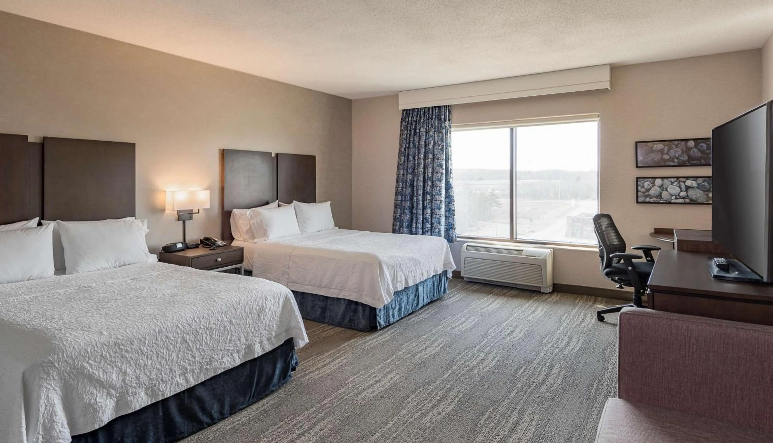 Bed in Hampton Inn & Suites by Hilton Dartmouth - Halifax