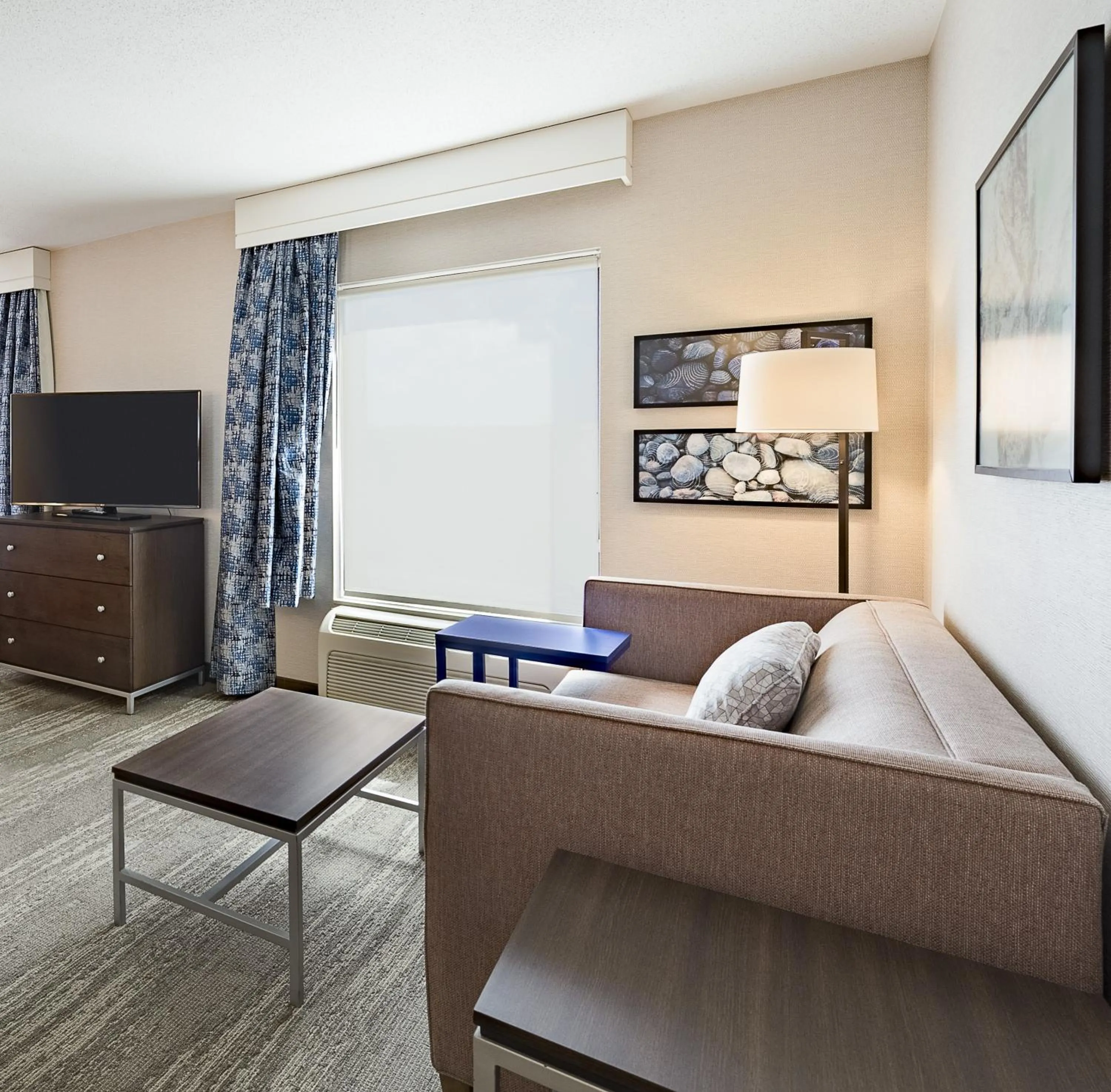 TV and multimedia in Hampton Inn & Suites by Hilton Dartmouth - Halifax