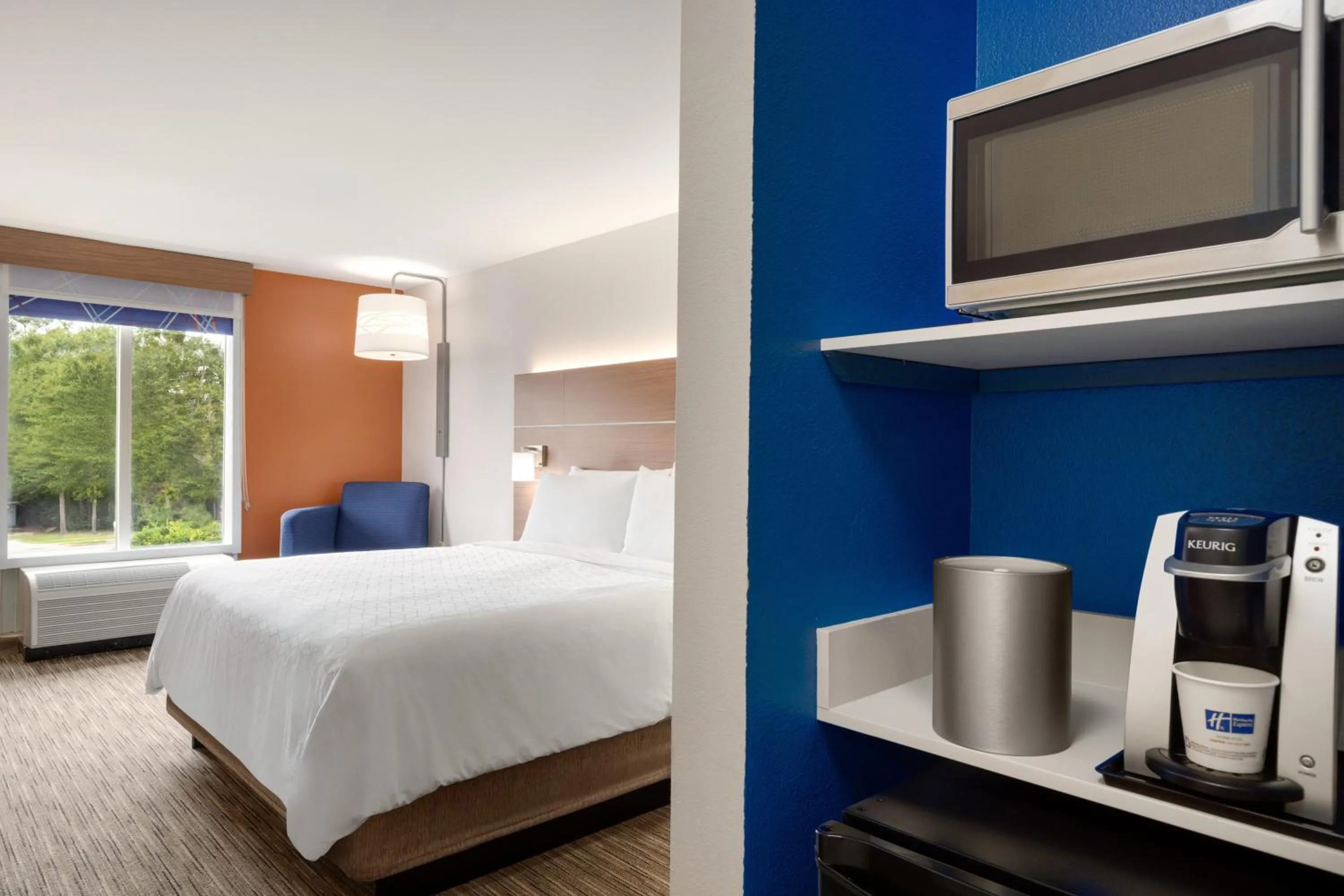 Photo of the whole room, Bed in Holiday Inn Express Hotel & Suites Auburn - University Area by IHG