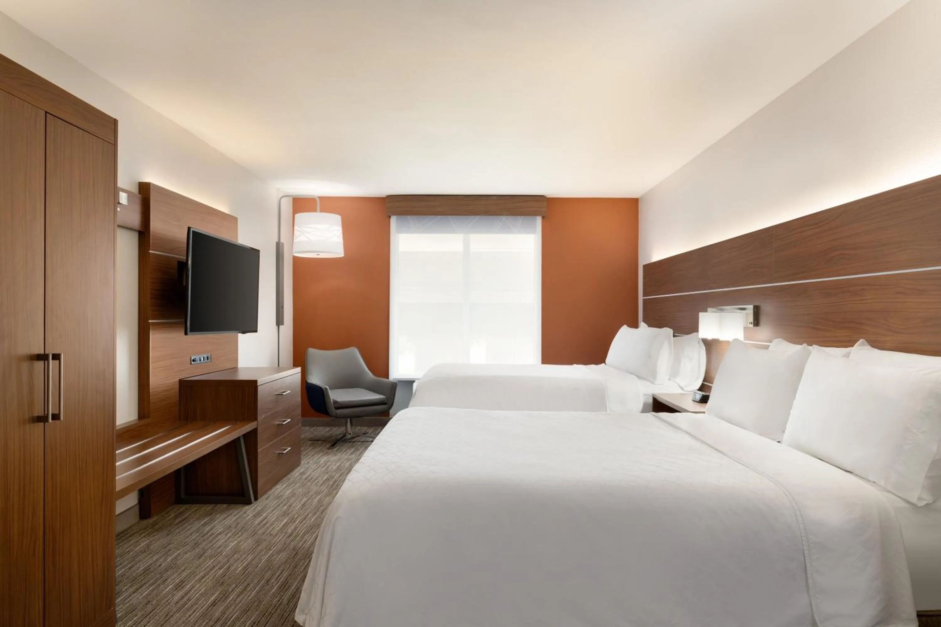 Photo of the whole room, Bed in Holiday Inn Express Hotel & Suites Auburn - University Area by IHG