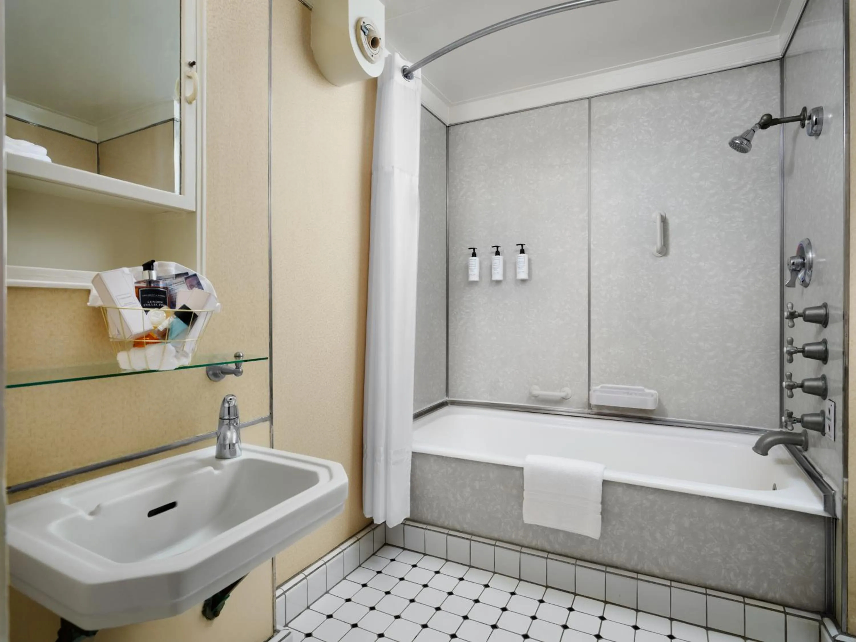 Bathroom in The Queen Mary