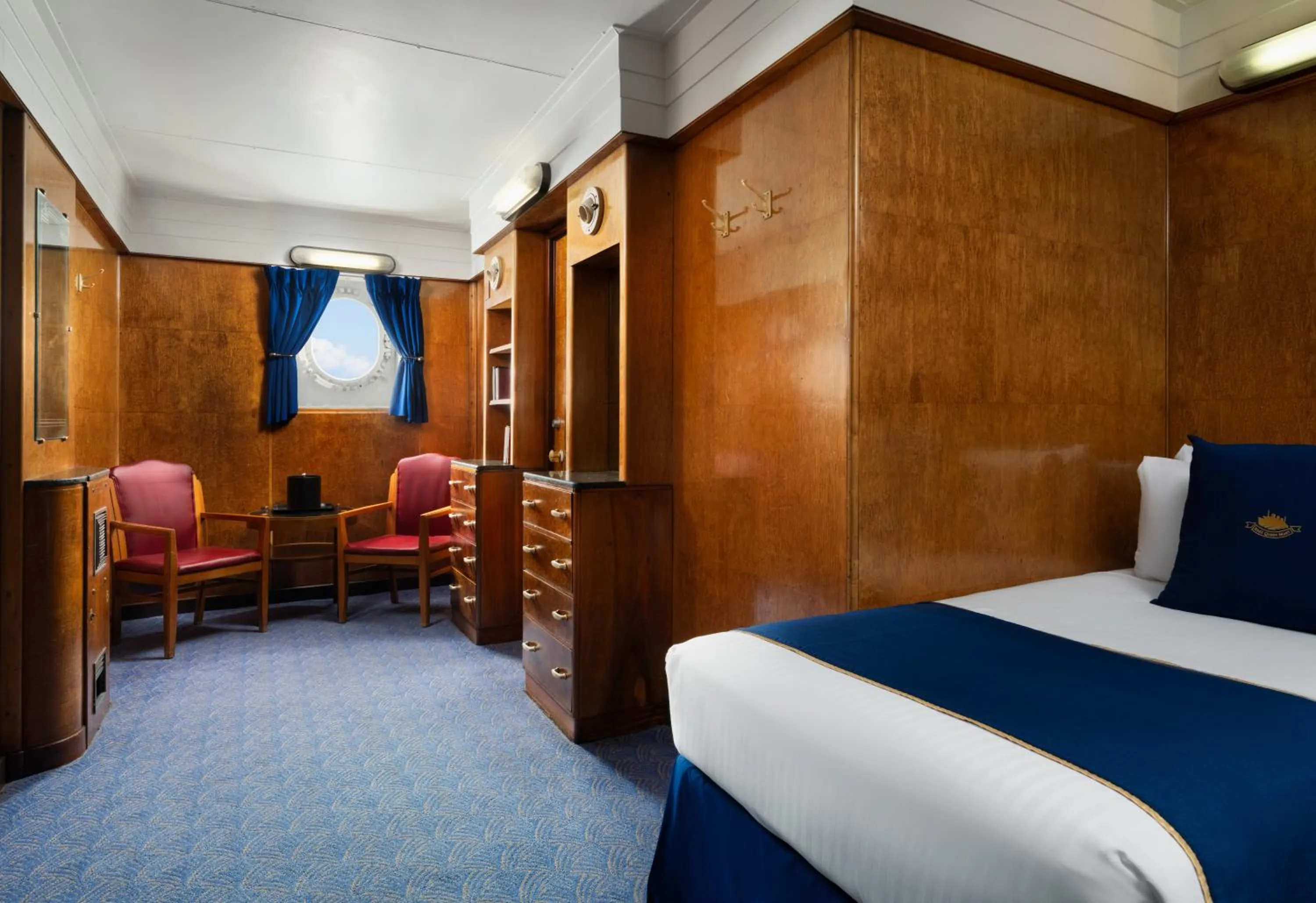 Seating area, Bed in The Queen Mary