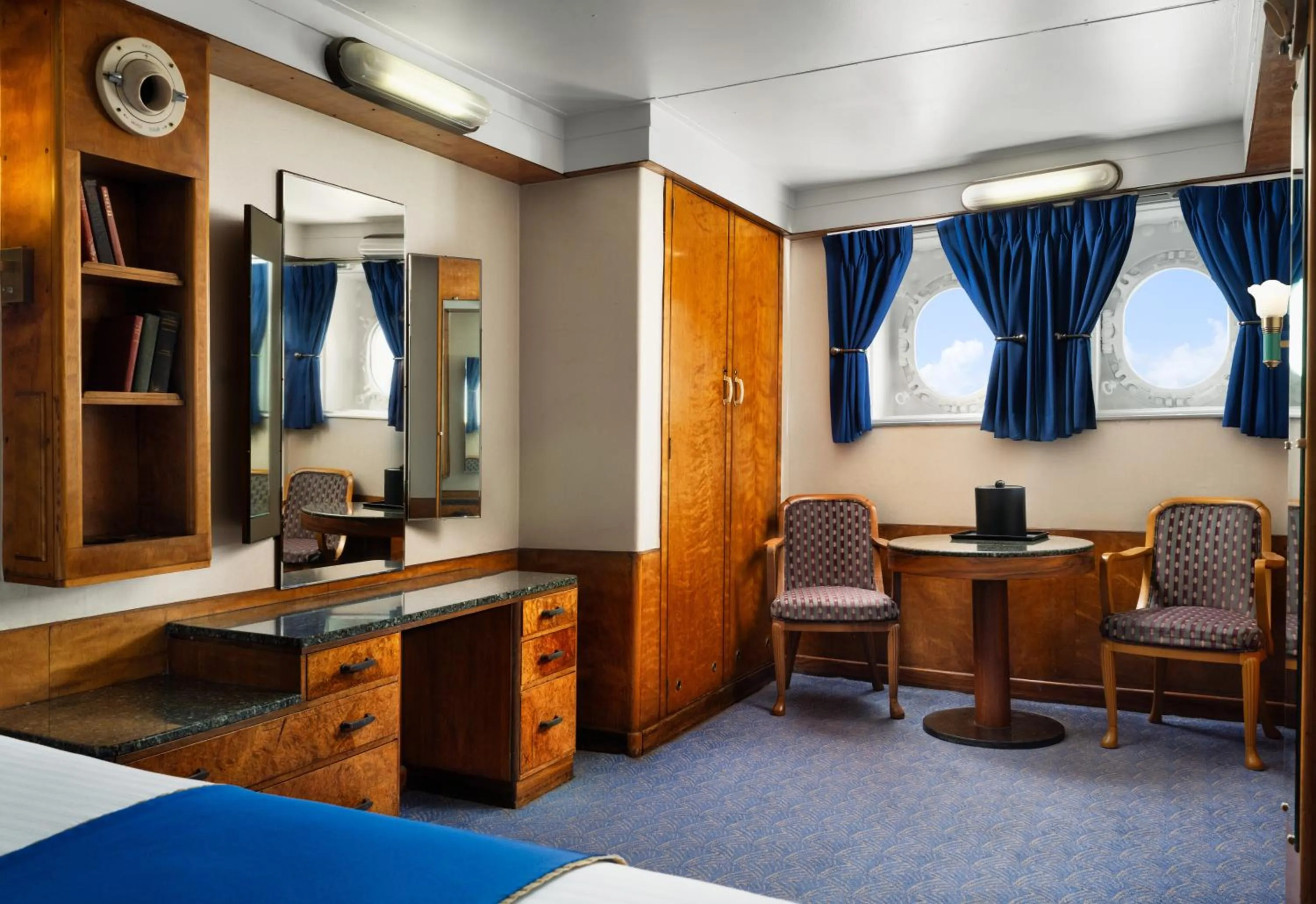 Seating area, Bed in The Queen Mary