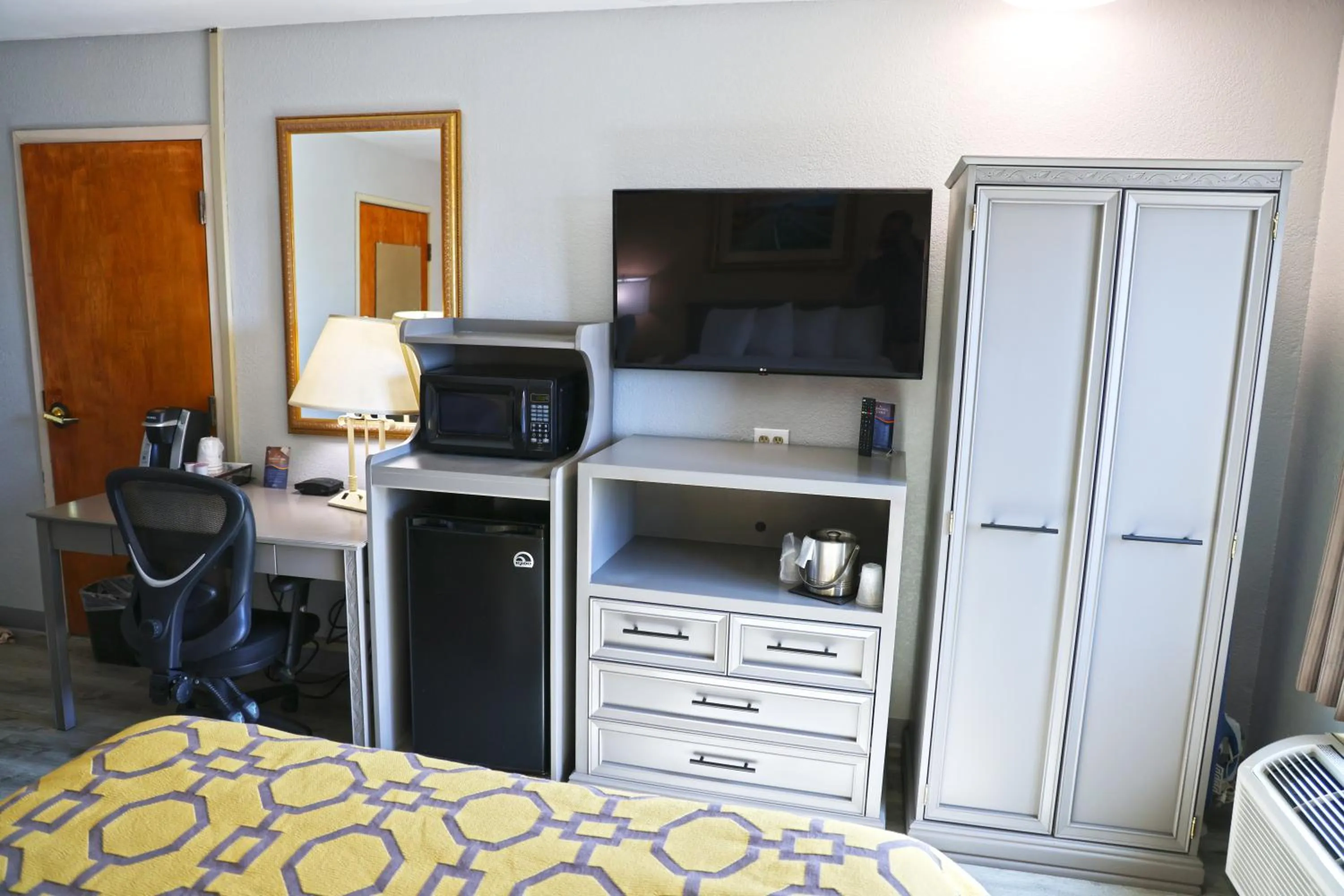 furniture in Baymont by Wyndham Barstow Historic Route 66