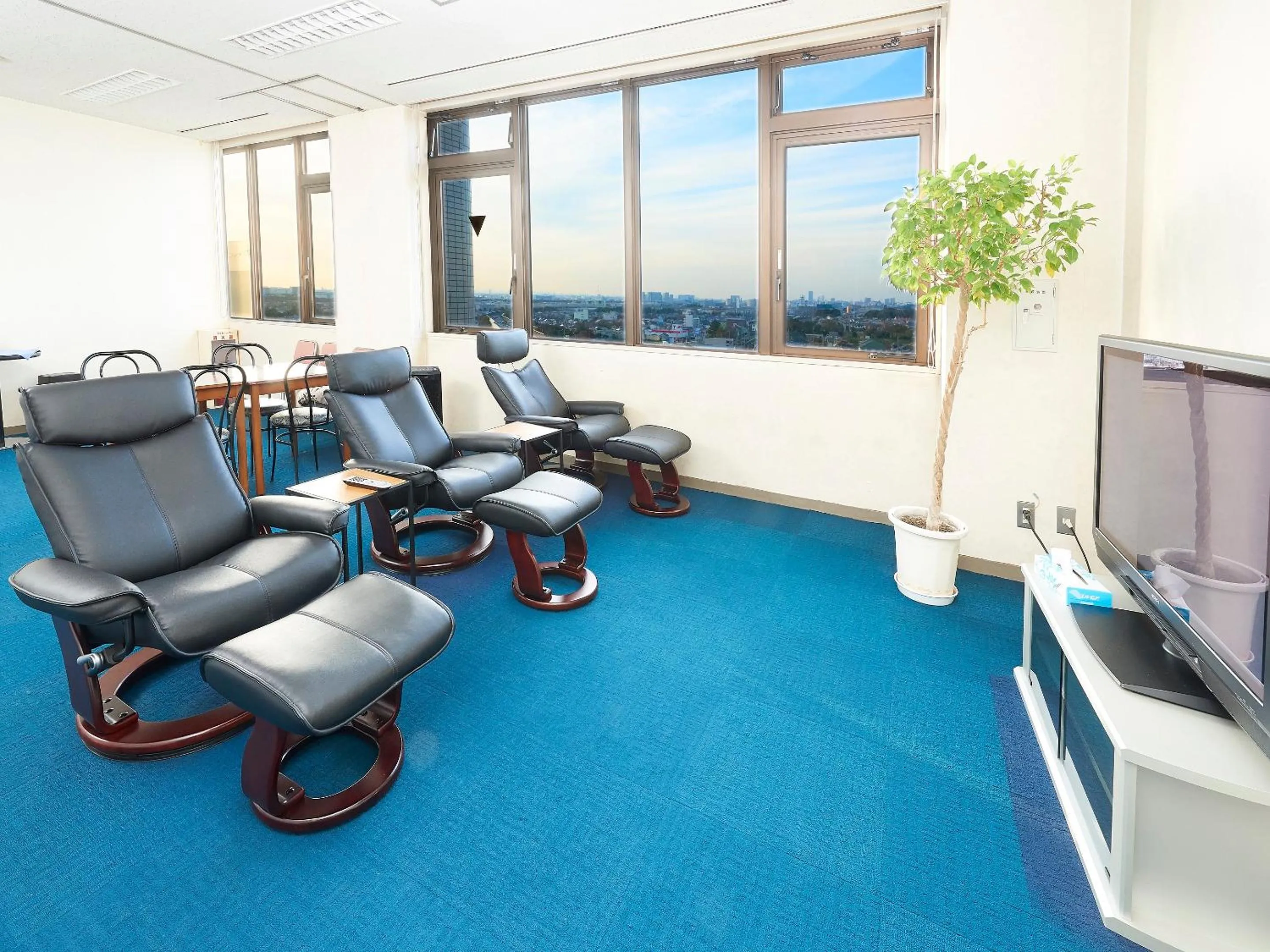 Communal lounge/ TV room in Famy Inn Makuhari