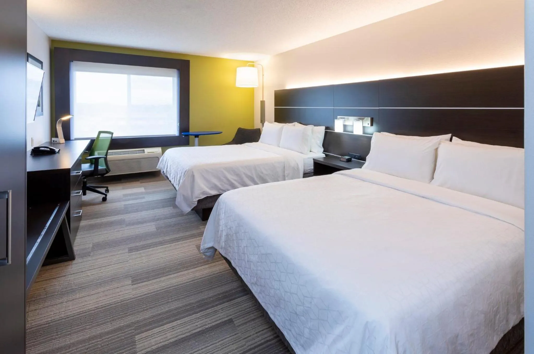 Photo of the whole room, Bed in Holiday Inn Express Hotel & Suites-St. Paul by IHG