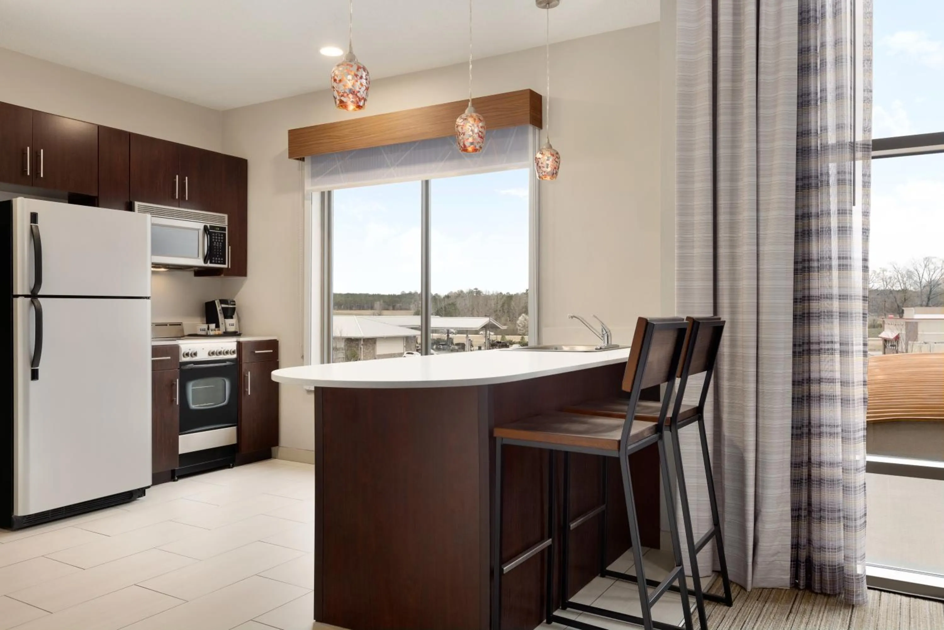 Kitchen or kitchenette in Holiday Inn Express Hotel & Suites Opelika Auburn by IHG