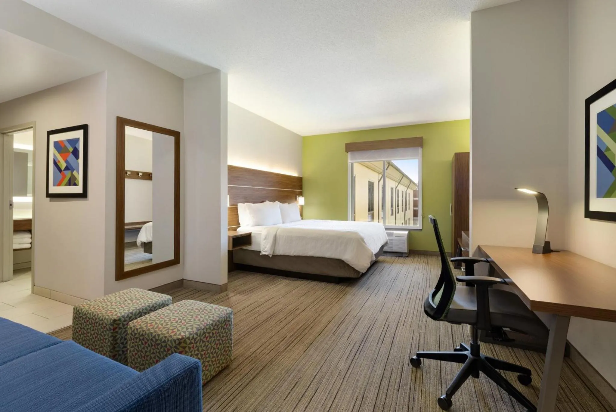 Photo of the whole room, Bed in Holiday Inn Express Hotel & Suites Opelika Auburn by IHG