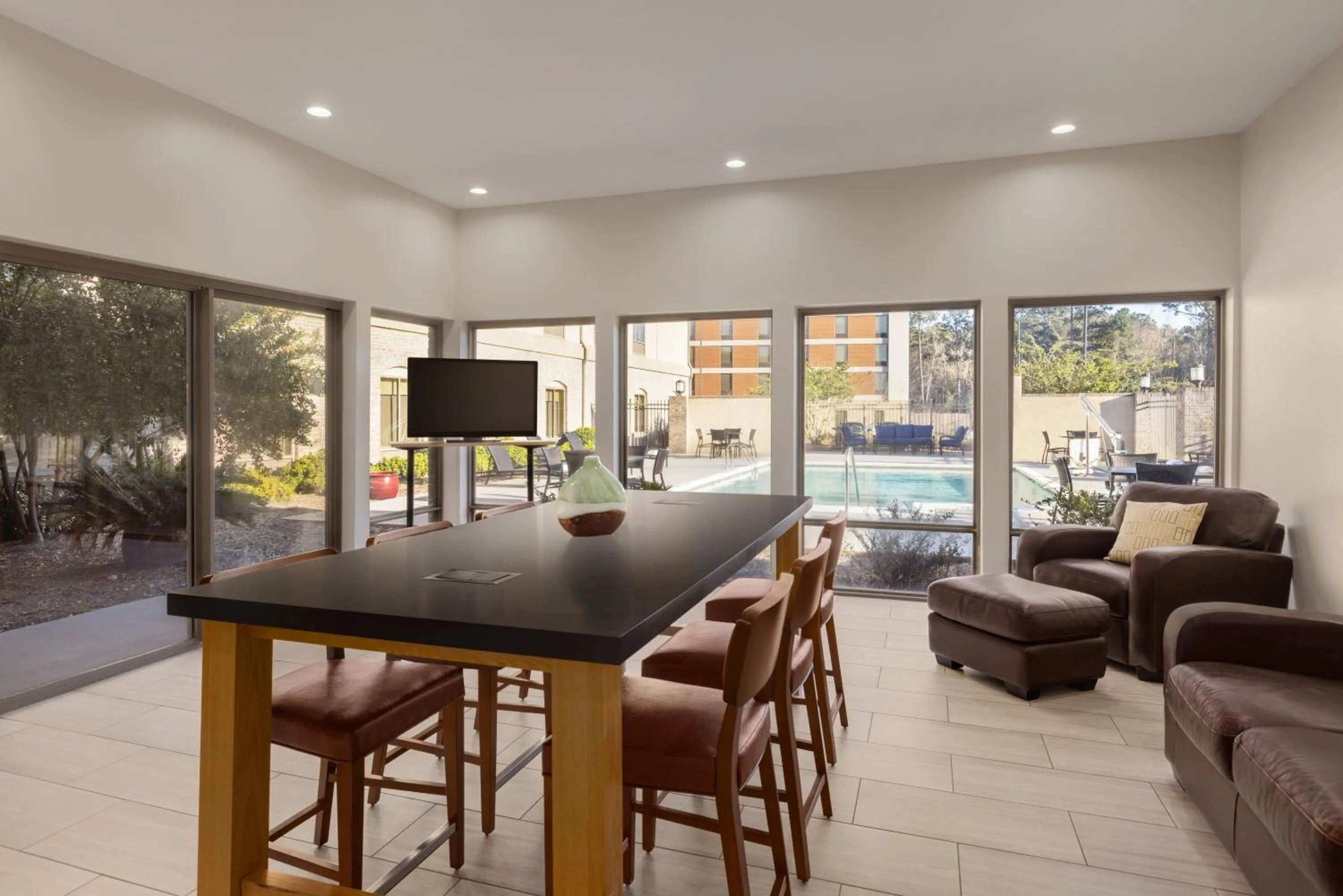 Communal lounge/ TV room in Holiday Inn Express Hotel & Suites Opelika Auburn by IHG