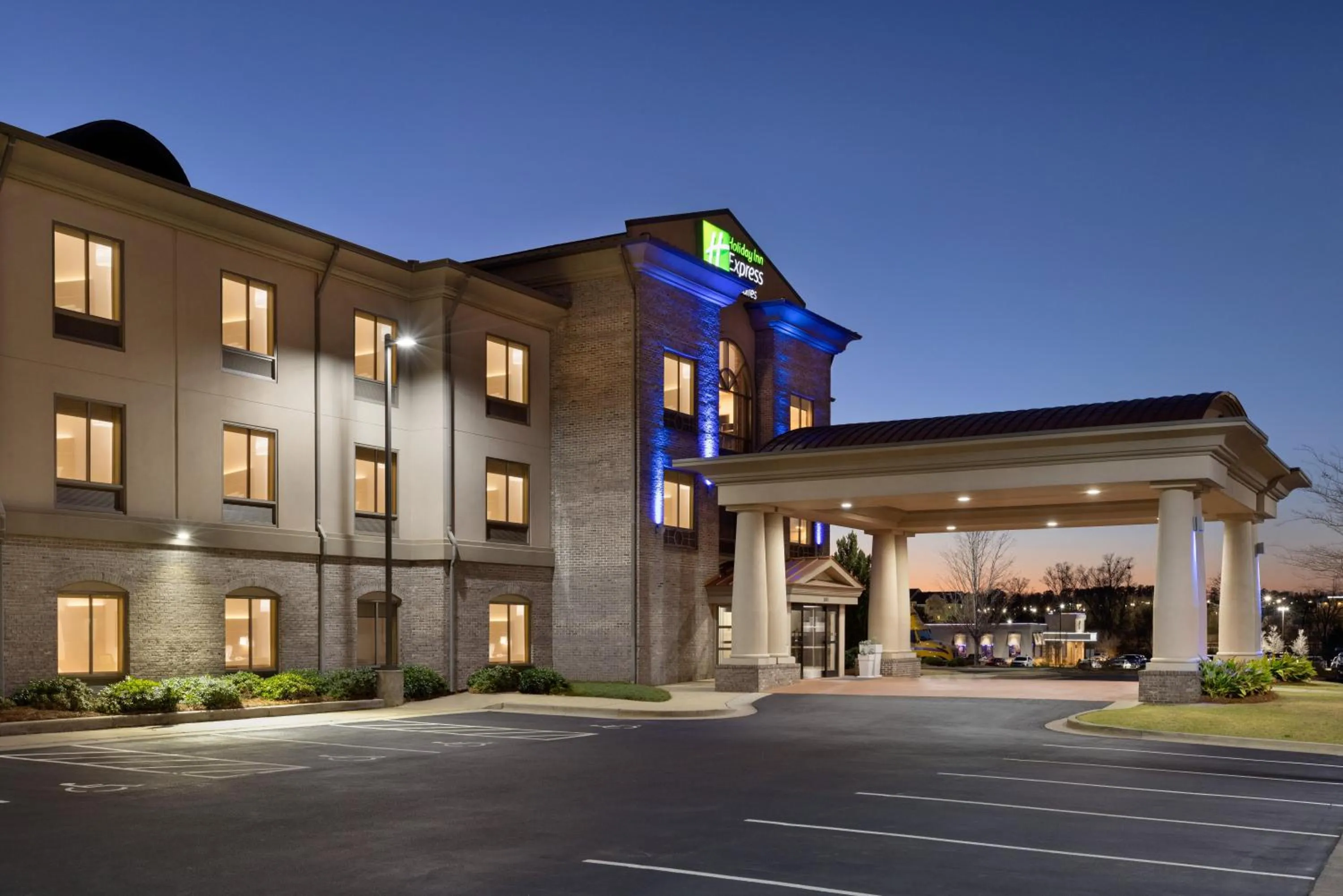 Property building in Holiday Inn Express Hotel & Suites Opelika Auburn by IHG