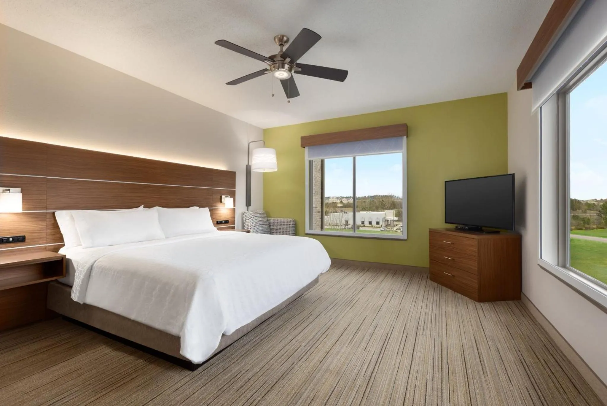 Photo of the whole room, Bed in Holiday Inn Express Hotel & Suites Opelika Auburn by IHG