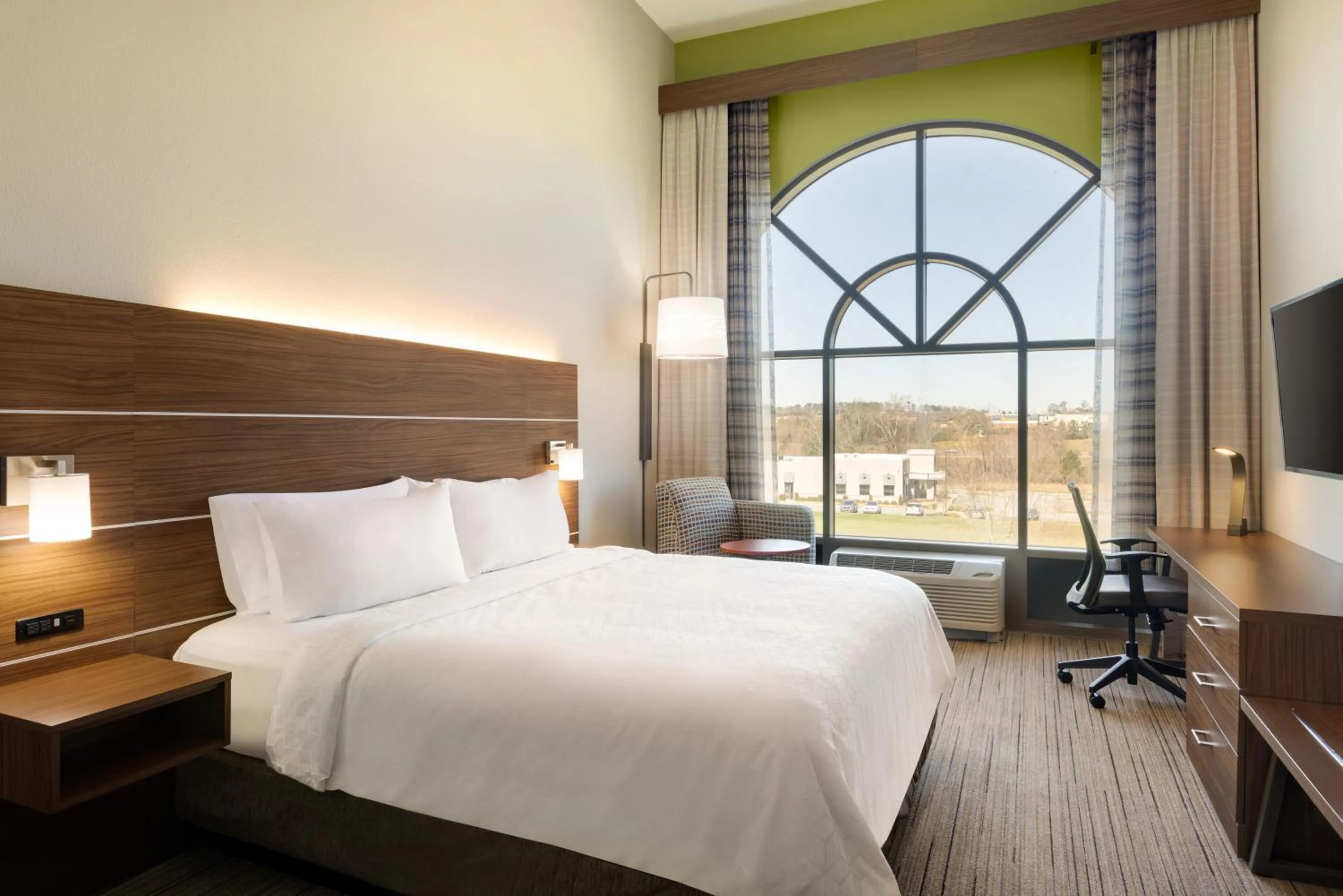Bed in Holiday Inn Express Hotel & Suites Opelika Auburn by IHG