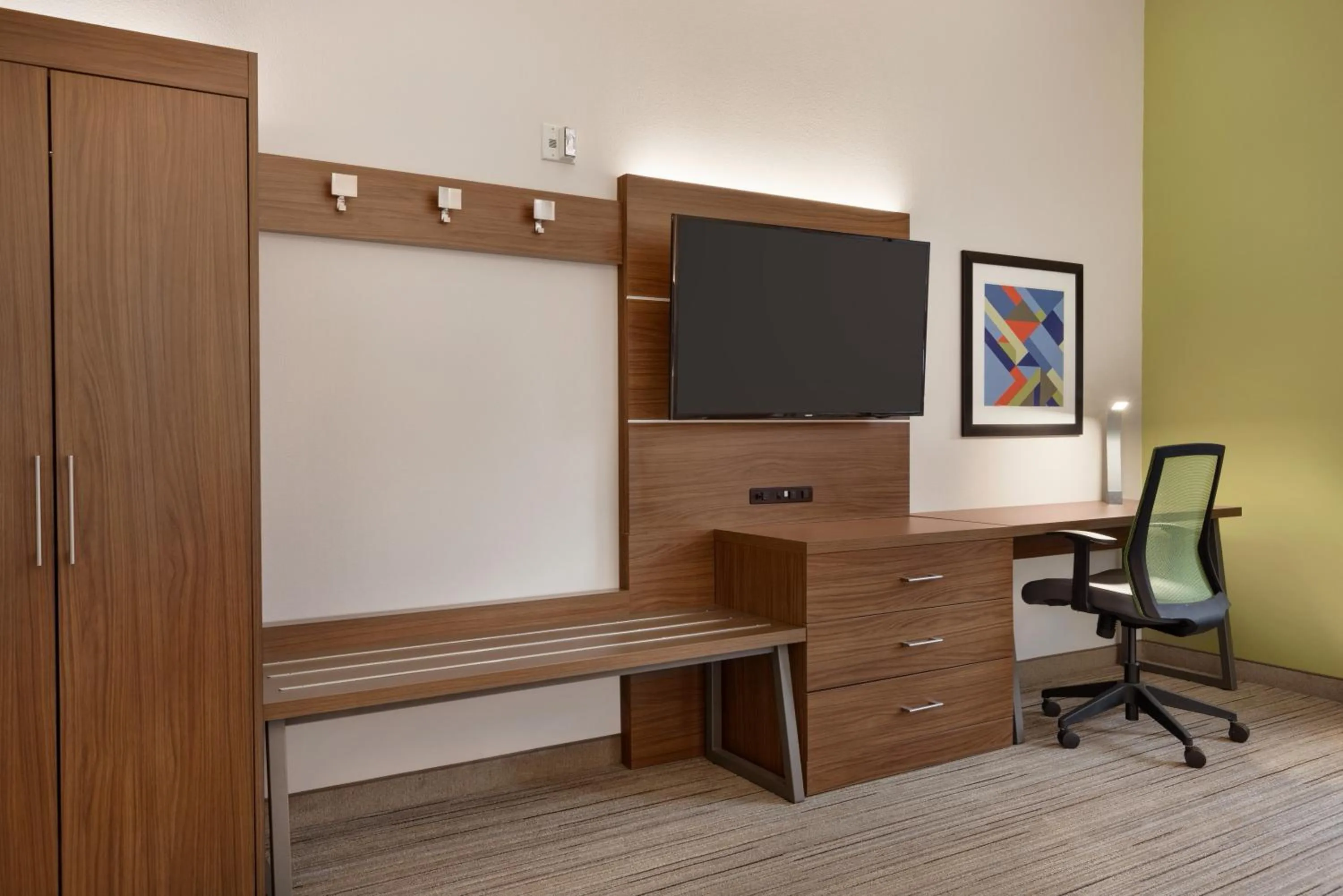 Communal lounge/ TV room in Holiday Inn Express Hotel & Suites Opelika Auburn by IHG