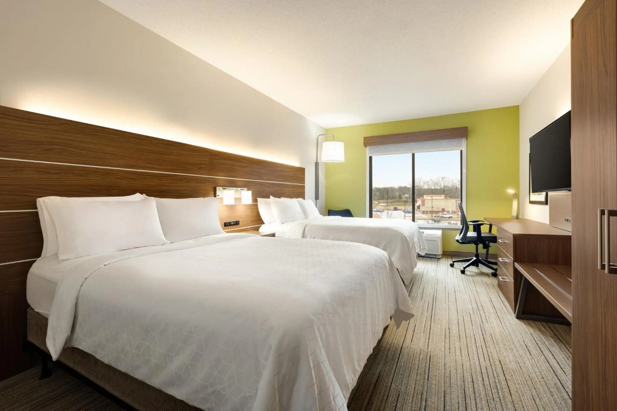 Photo of the whole room, Bed in Holiday Inn Express Hotel & Suites Opelika Auburn by IHG