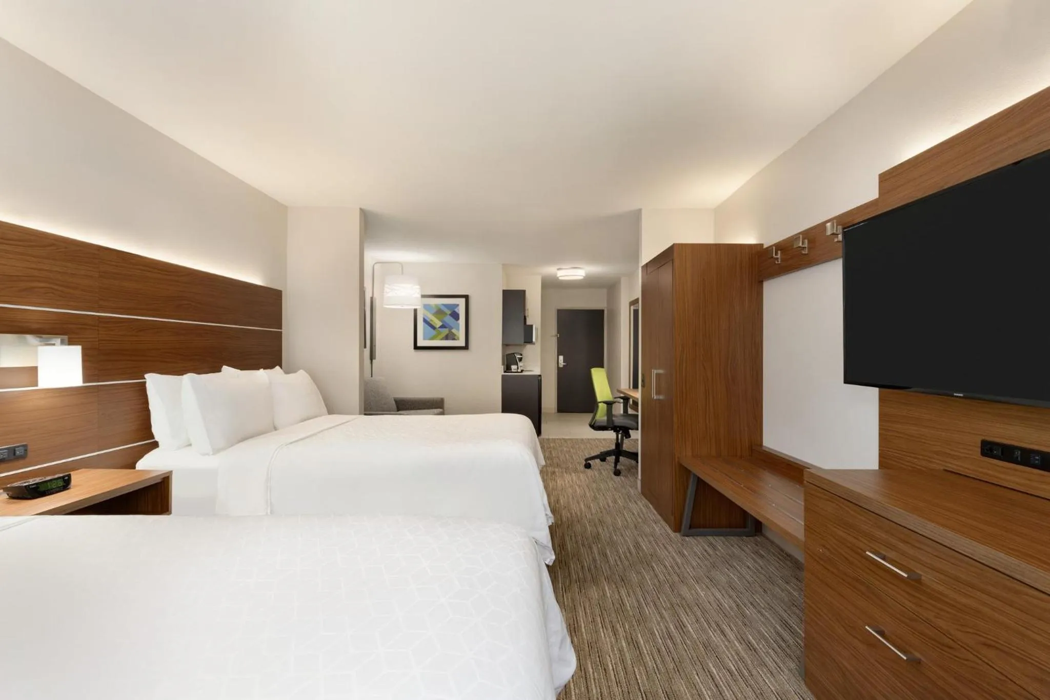 Photo of the whole room, Bed in Holiday Inn Express Hotel & Suites Opelika Auburn by IHG