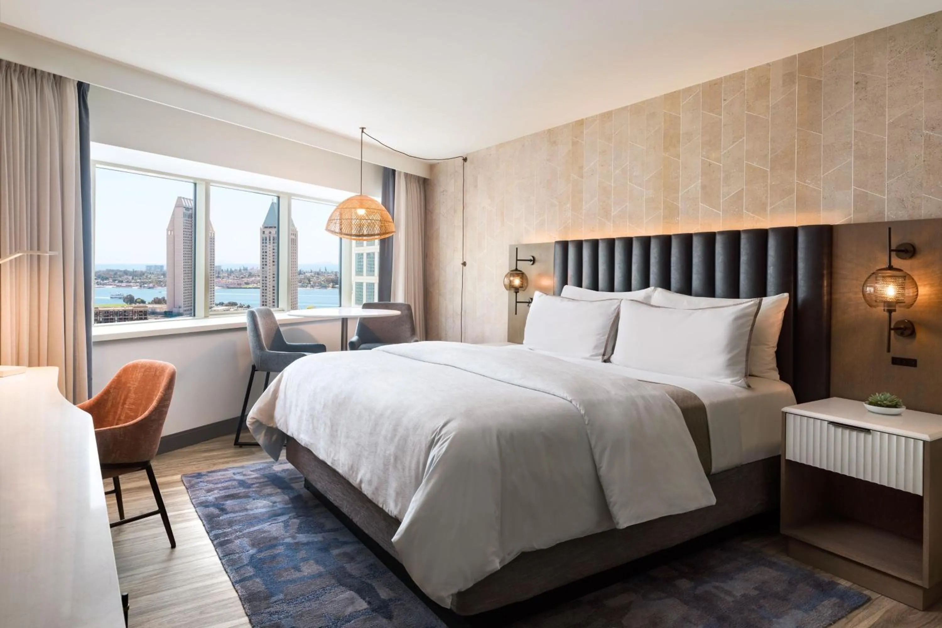 Photo of the whole room, Bed in The Westin San Diego Bayview