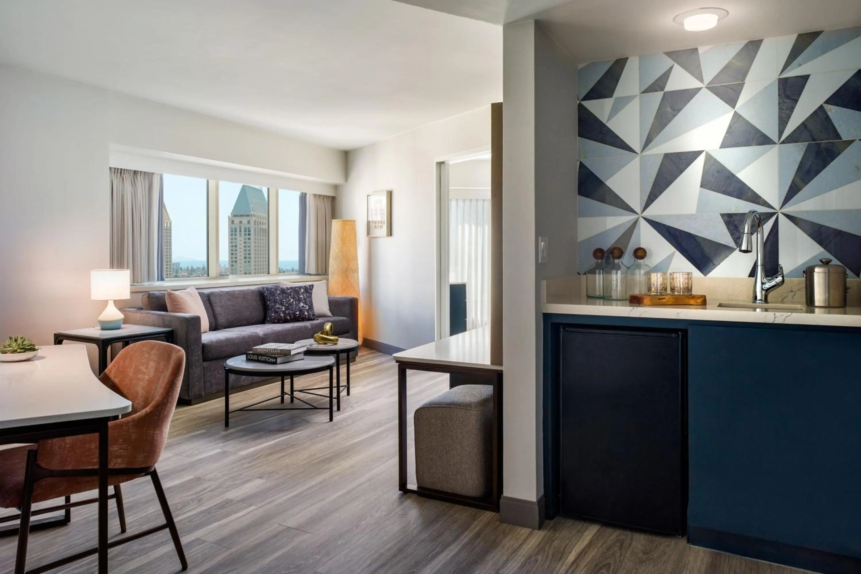 Living room in The Westin San Diego Bayview