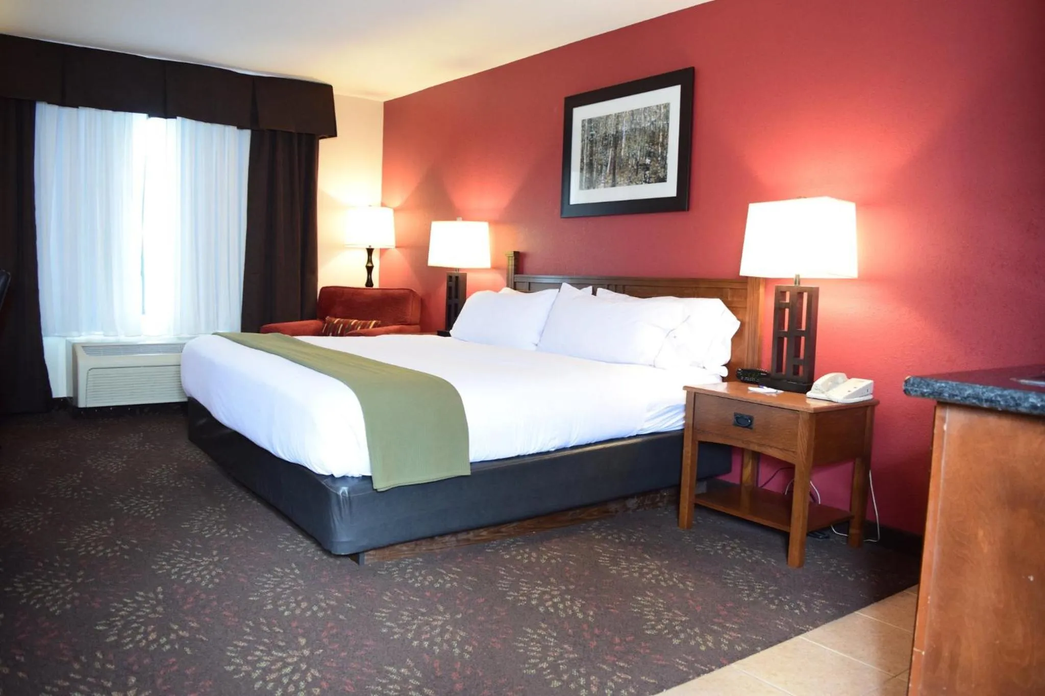 Photo of the whole room, Bed in Holiday Inn Express Hocking Hills-Logan by IHG