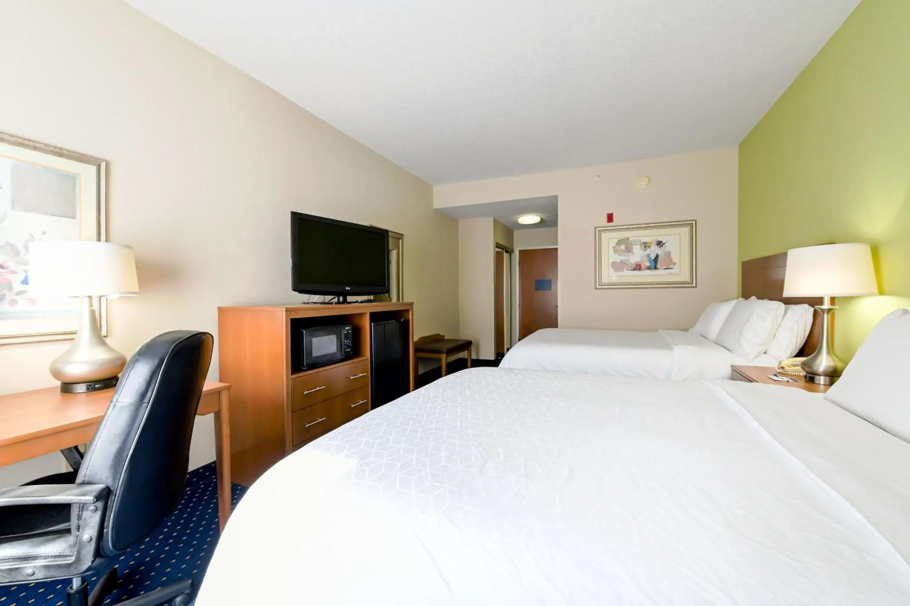 Standard Room with Two Queen Beds in Holiday Inn Express Ashland by IHG Standard Room with Two Queen Beds in Holiday Inn Express Ashland by IHG