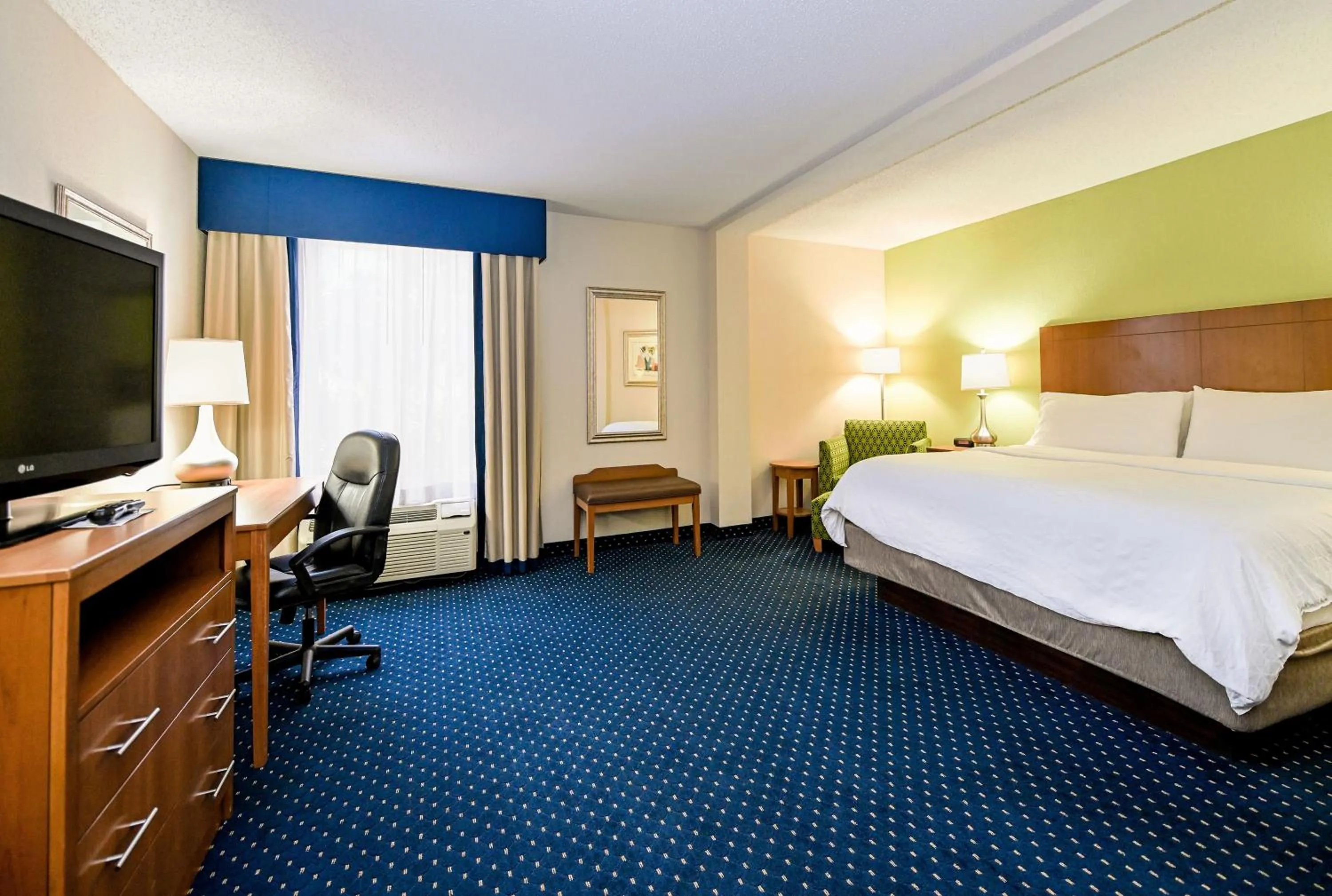 Photo of the whole room, Bed in Holiday Inn Express Ashland by IHG
