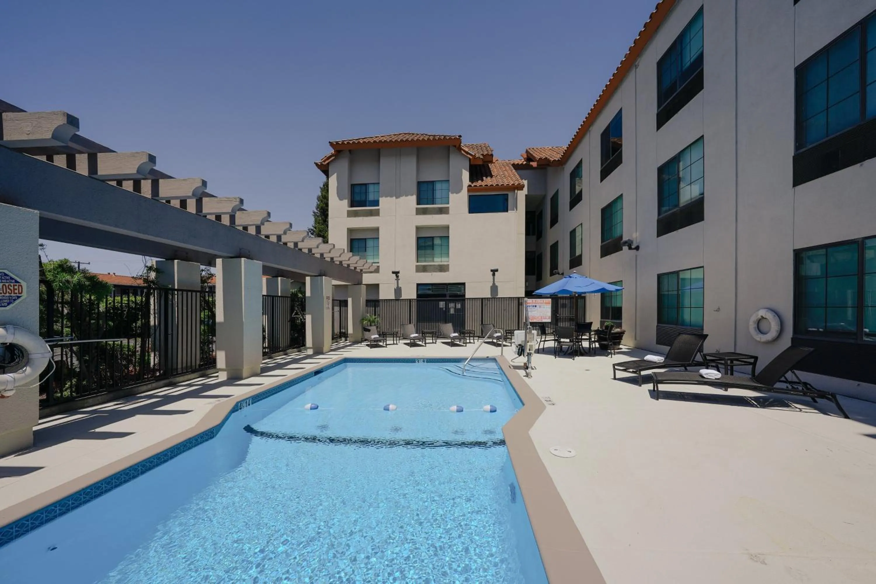 Swimming pool in Holiday Inn Express & Suites Santa Clara - Silicon Valley by IHG