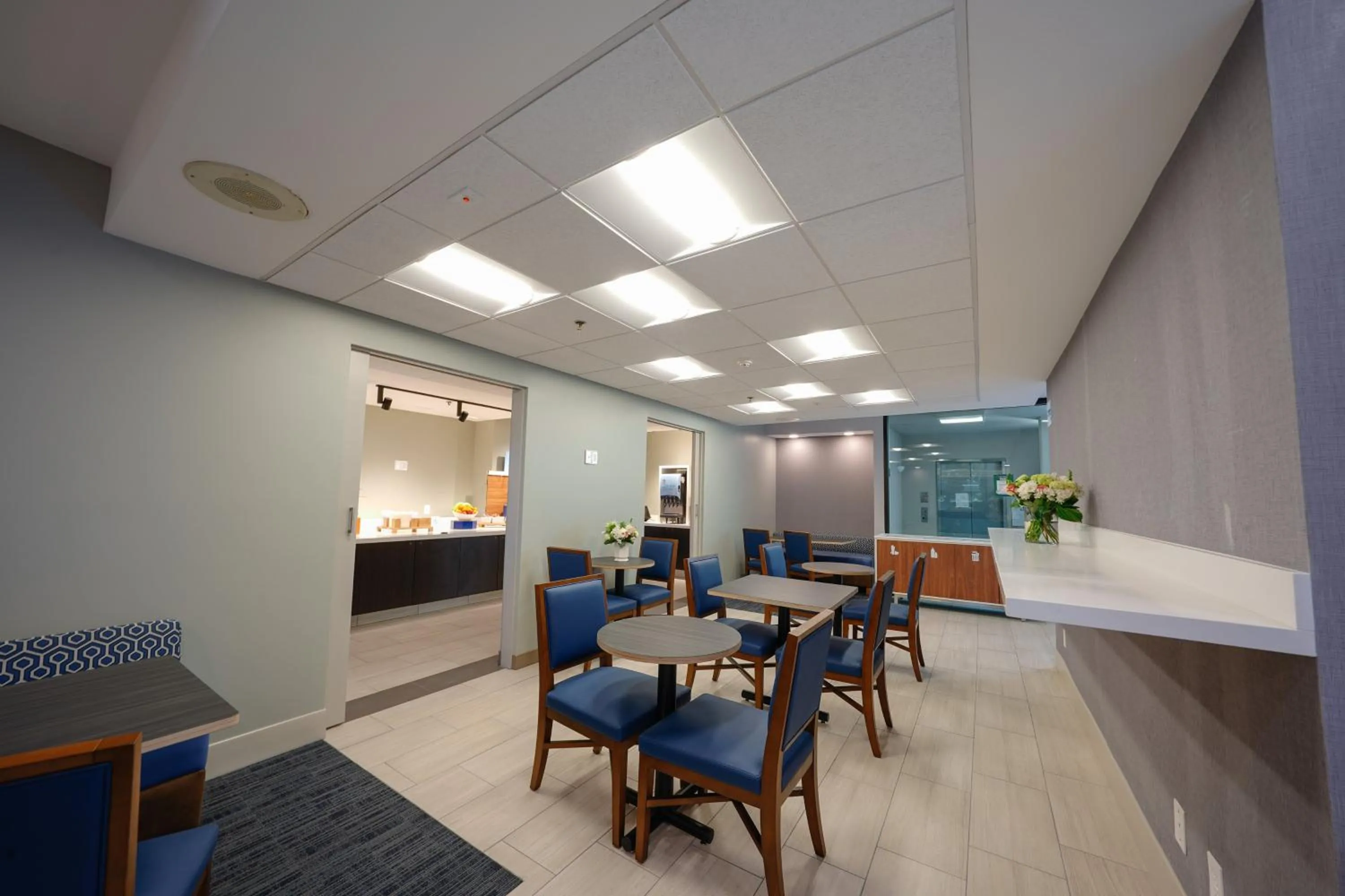 Breakfast in Holiday Inn Express & Suites Santa Clara - Silicon Valley by IHG