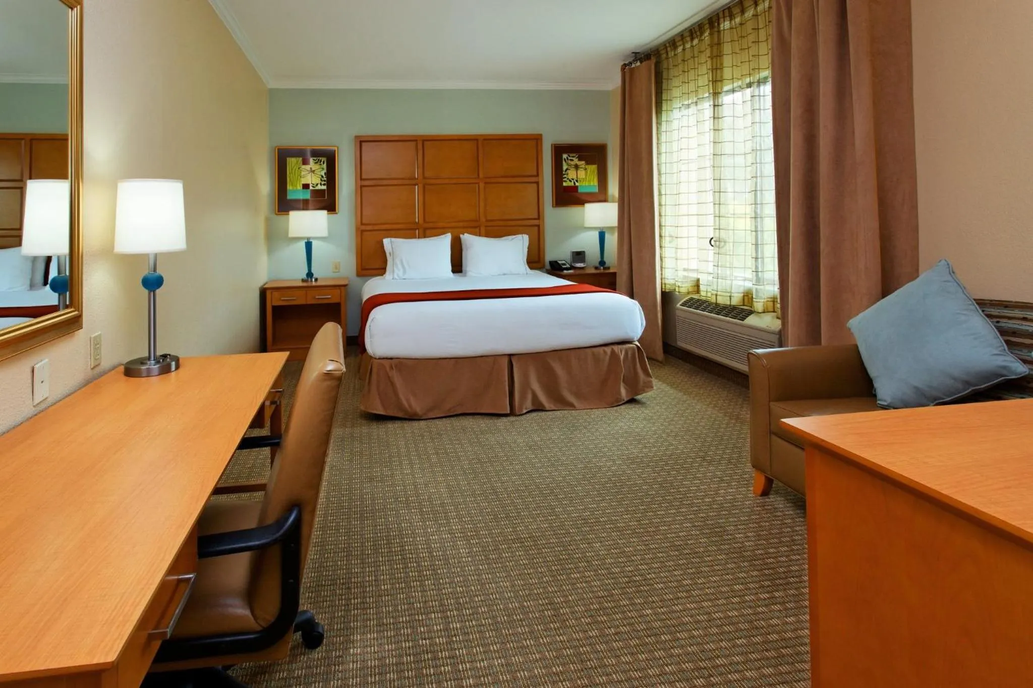 Photo of the whole room, Bed in Holiday Inn Express & Suites Santa Clara - Silicon Valley by IHG