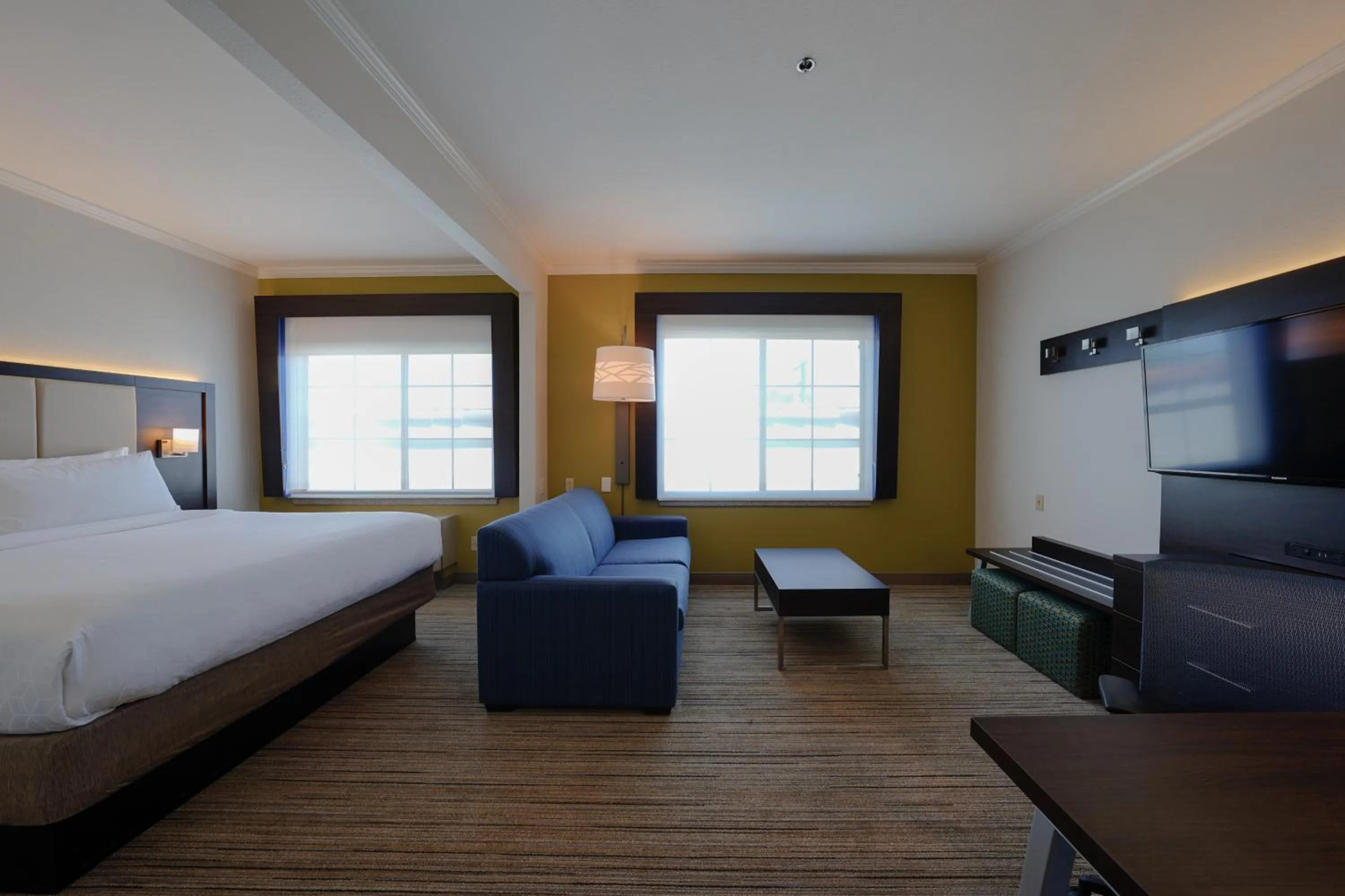 Photo of the whole room, Bed in Holiday Inn Express & Suites Santa Clara - Silicon Valley by IHG