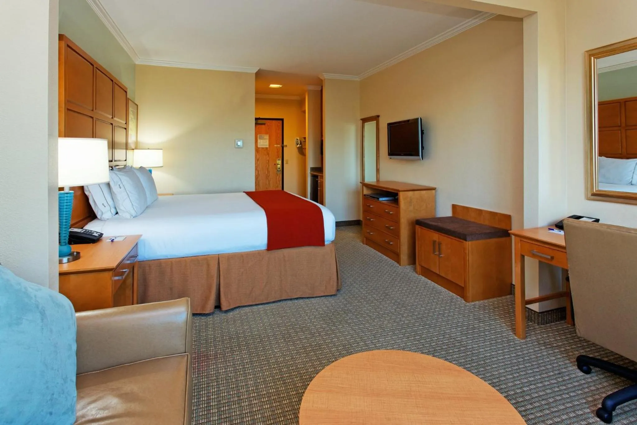 Photo of the whole room, Bed in Holiday Inn Express & Suites Santa Clara - Silicon Valley by IHG