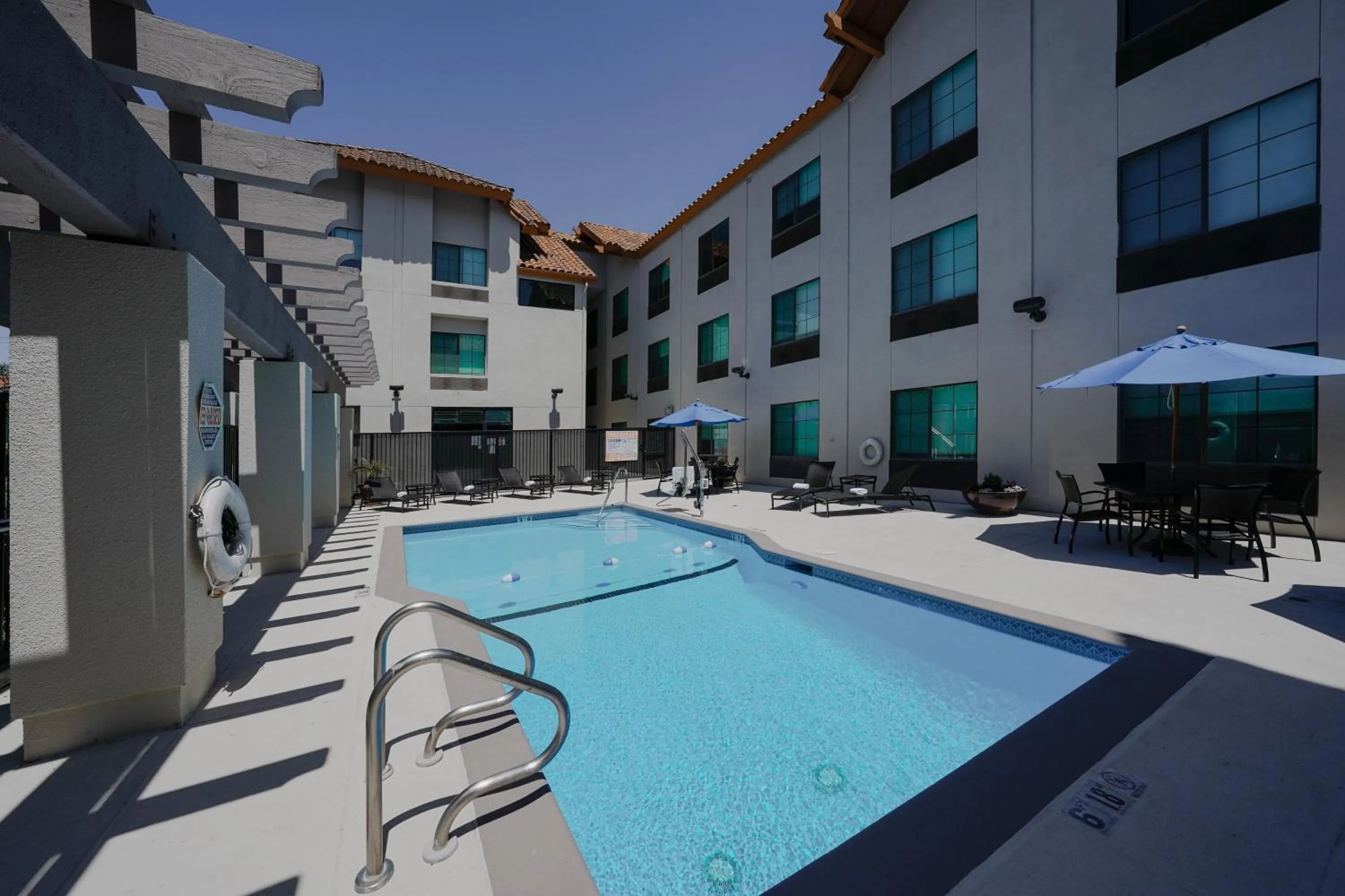 Swimming pool in Holiday Inn Express & Suites Santa Clara - Silicon Valley by IHG