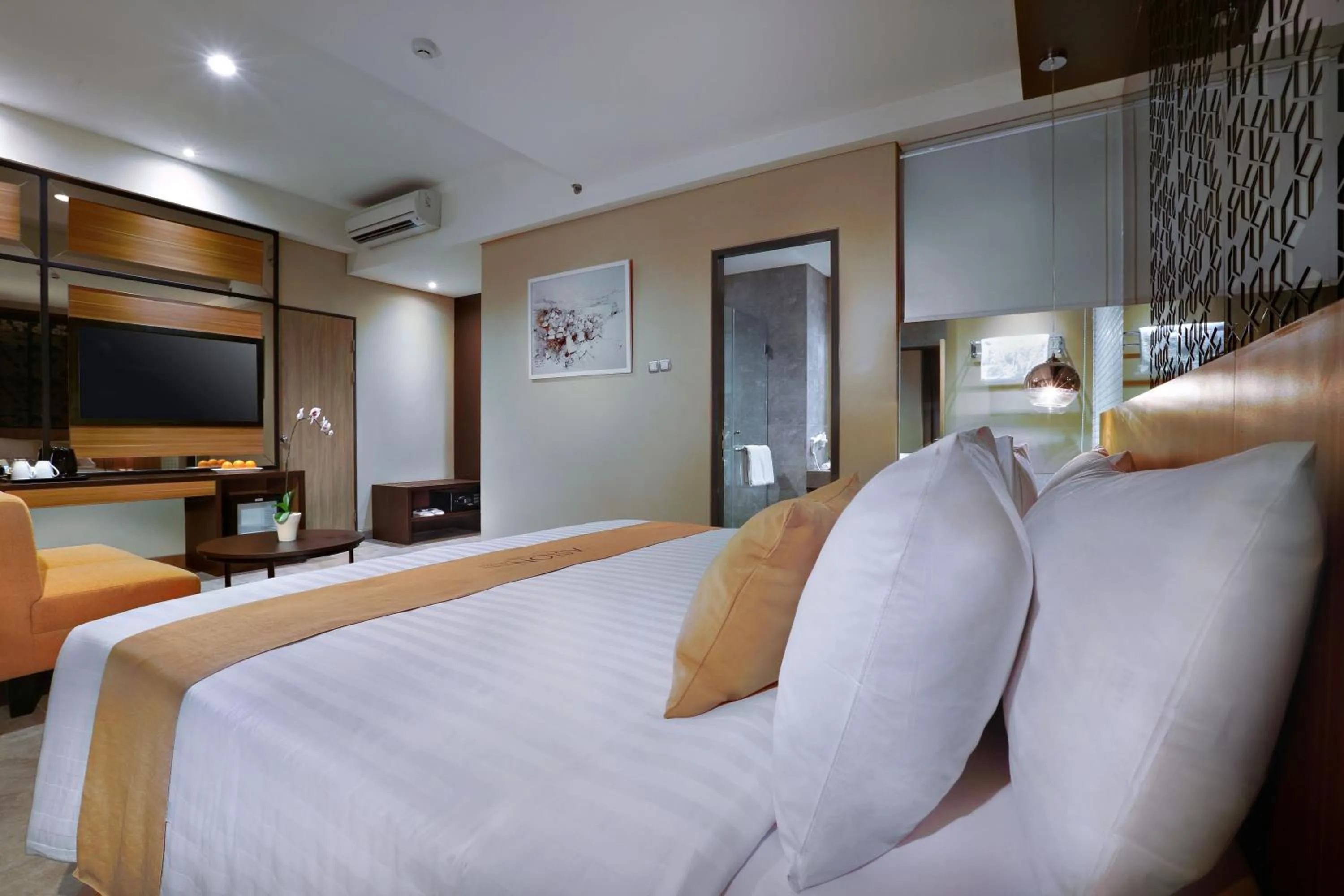 Bedroom, Bed in Aston Inn Mataram