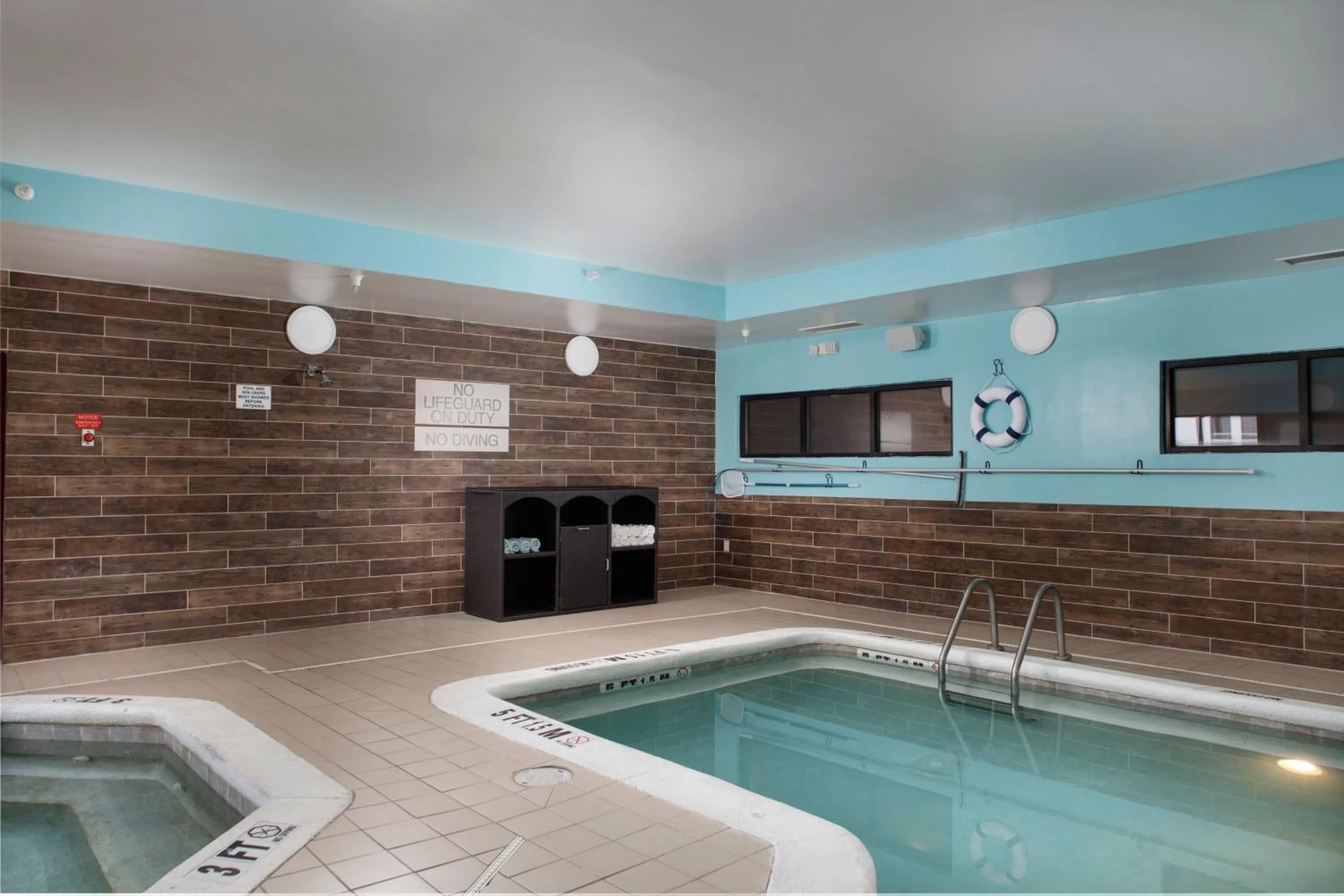 Swimming pool in SpringHill Suites by Marriott Savannah I-95 South