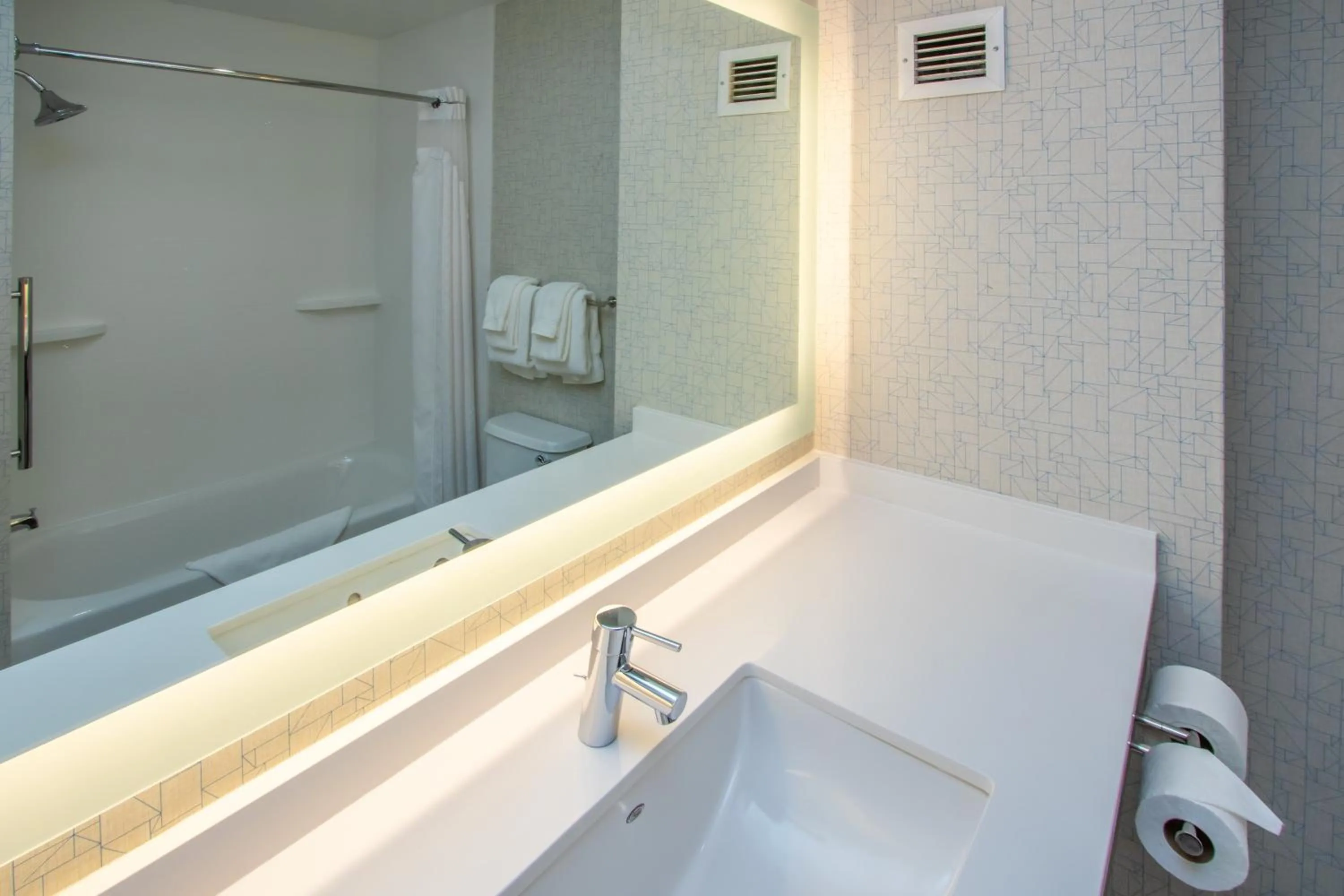 Photo of the whole room in Holiday Inn Express Hotel & Suites Roseville - Galleria Area by IHG