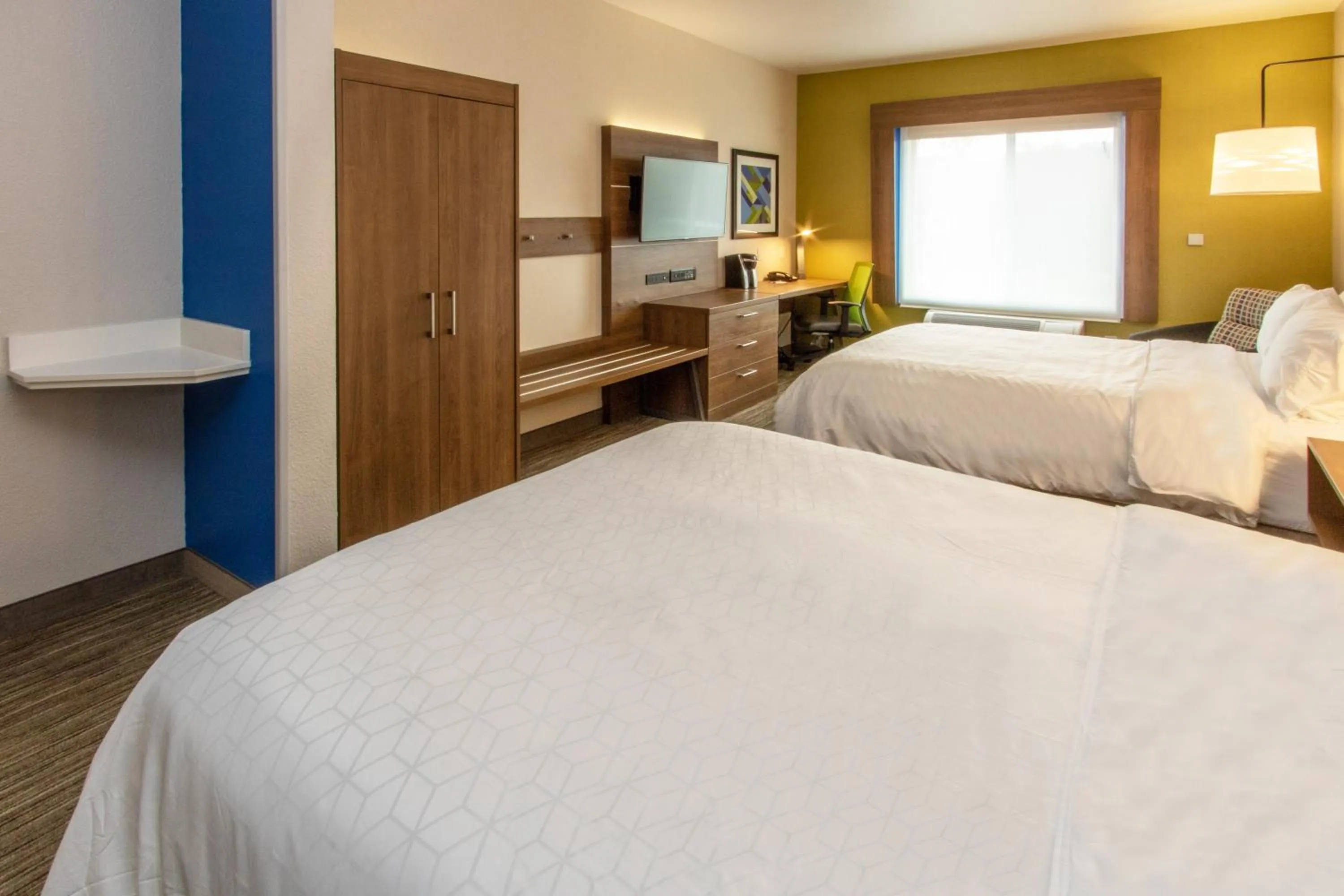 Photo of the whole room, Bed in Holiday Inn Express Hotel & Suites Roseville - Galleria Area by IHG