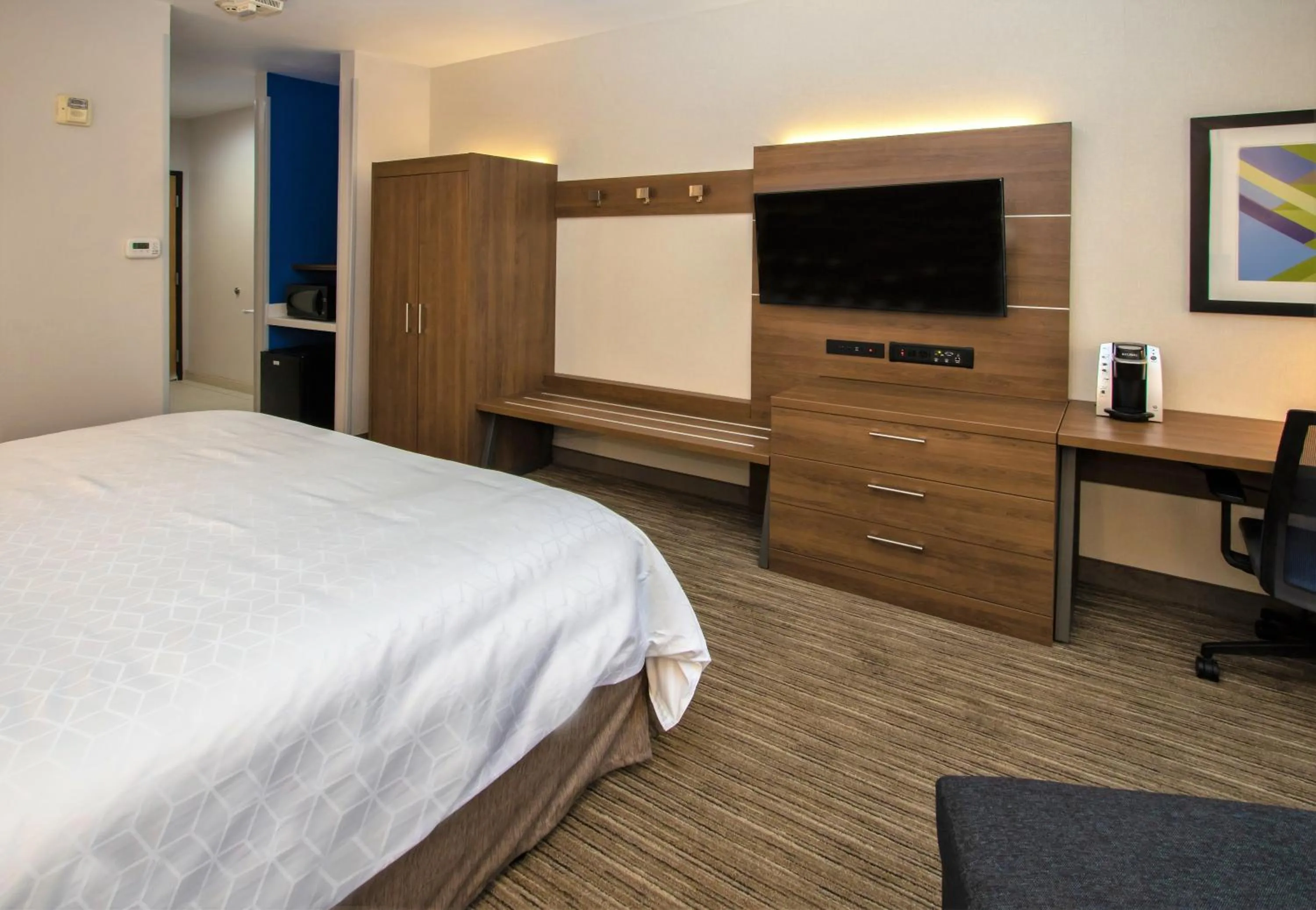 Photo of the whole room, Bed in Holiday Inn Express Hotel & Suites Roseville - Galleria Area by IHG