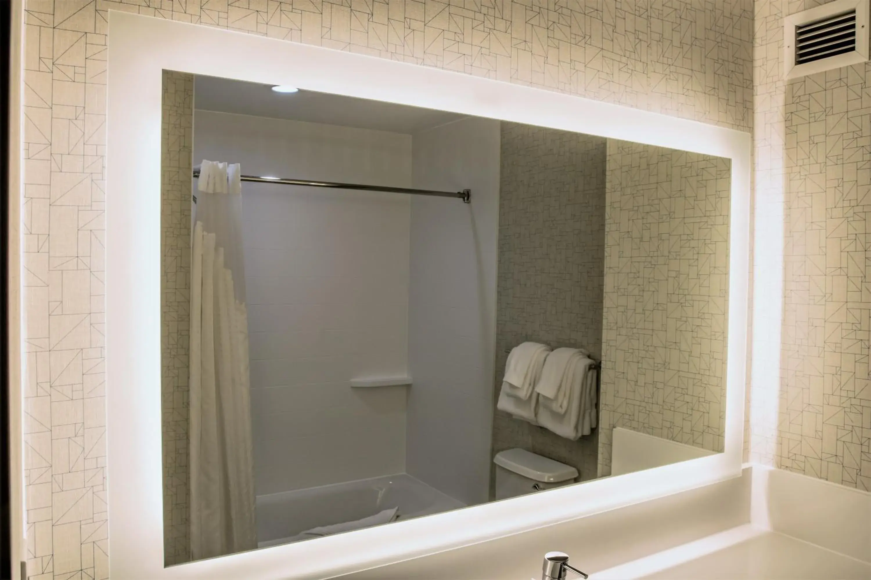 Queen Room - Hearing Accessible Roll in Shower/Non-Smoking in Holiday Inn Express Hotel & Suites Roseville - Galleria Area by IHG Queen Room - Hearing Accessible Roll in Shower/Non-Smoking in Holiday Inn Express Hotel & Suites Roseville - Galleria Area by IHG