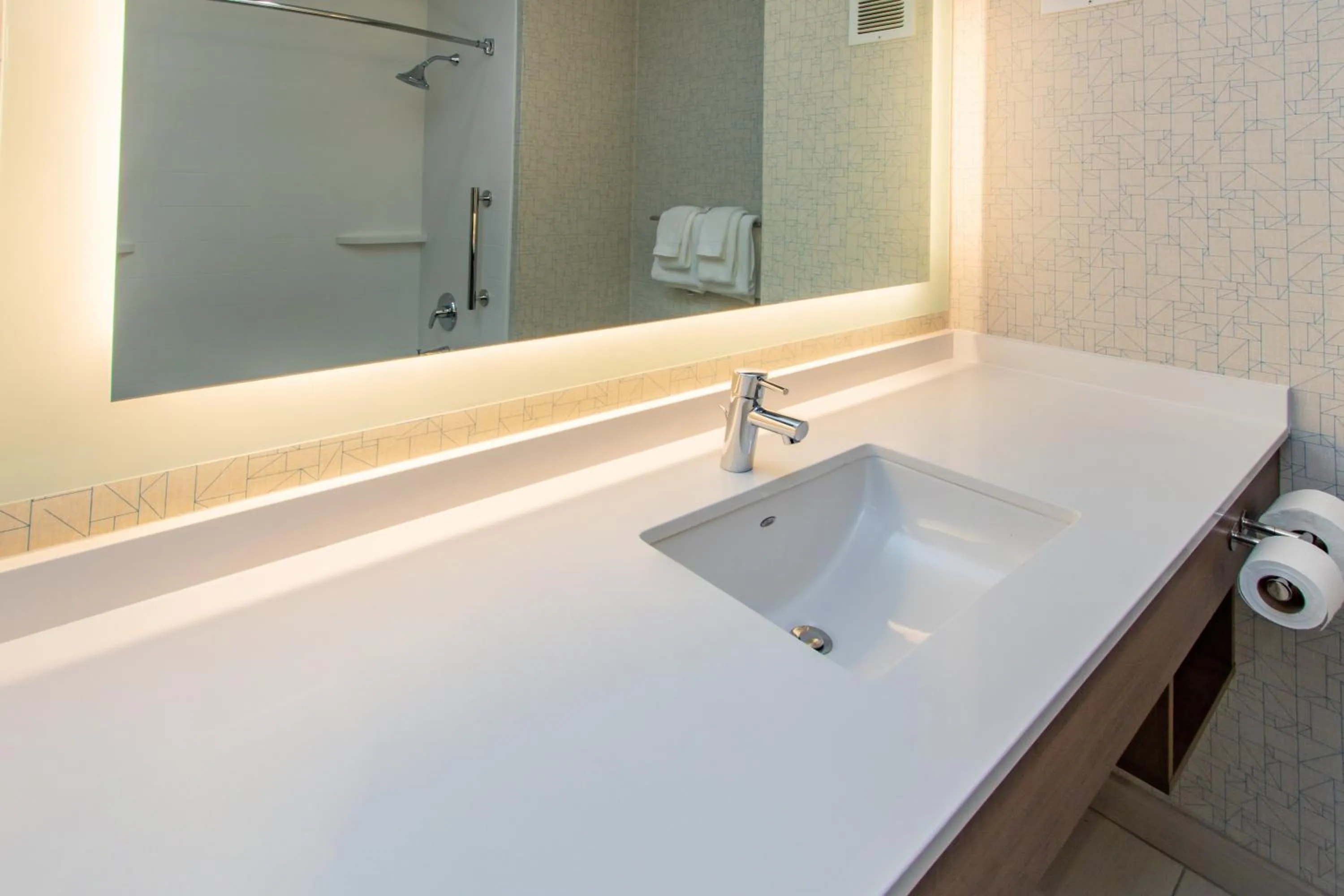 Photo of the whole room in Holiday Inn Express Hotel & Suites Roseville - Galleria Area by IHG