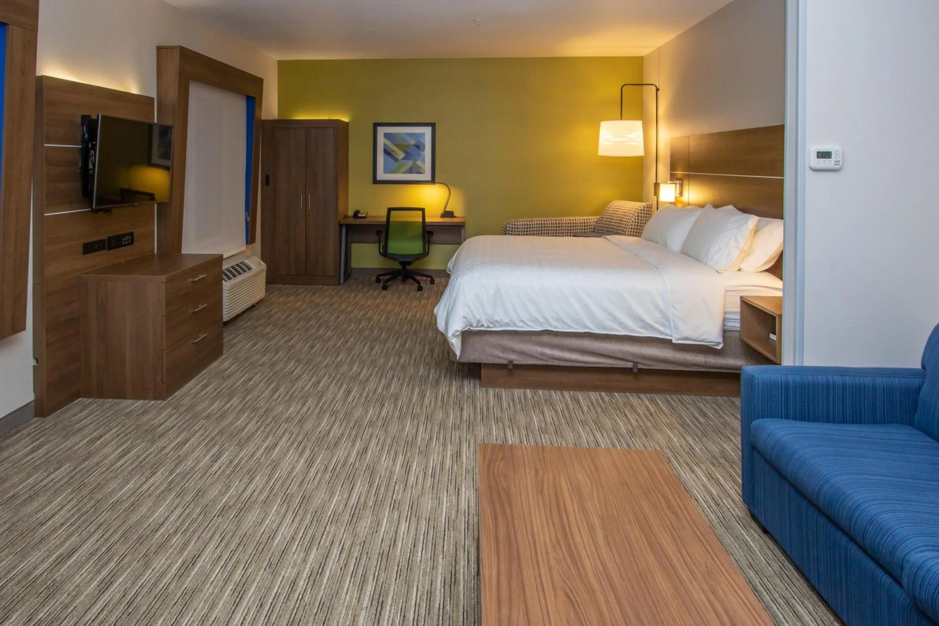 Photo of the whole room, Bed in Holiday Inn Express Hotel & Suites Roseville - Galleria Area by IHG